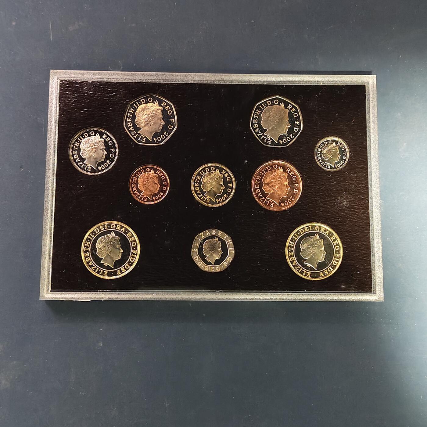 【全场包邮】纯粹捡漏拍507场-持续更新中 英国2004年官方精制套币-盒证全-含2镑首辆火车+1镑第四铁路桥+50便士罗杰班尼斯精制纪念币