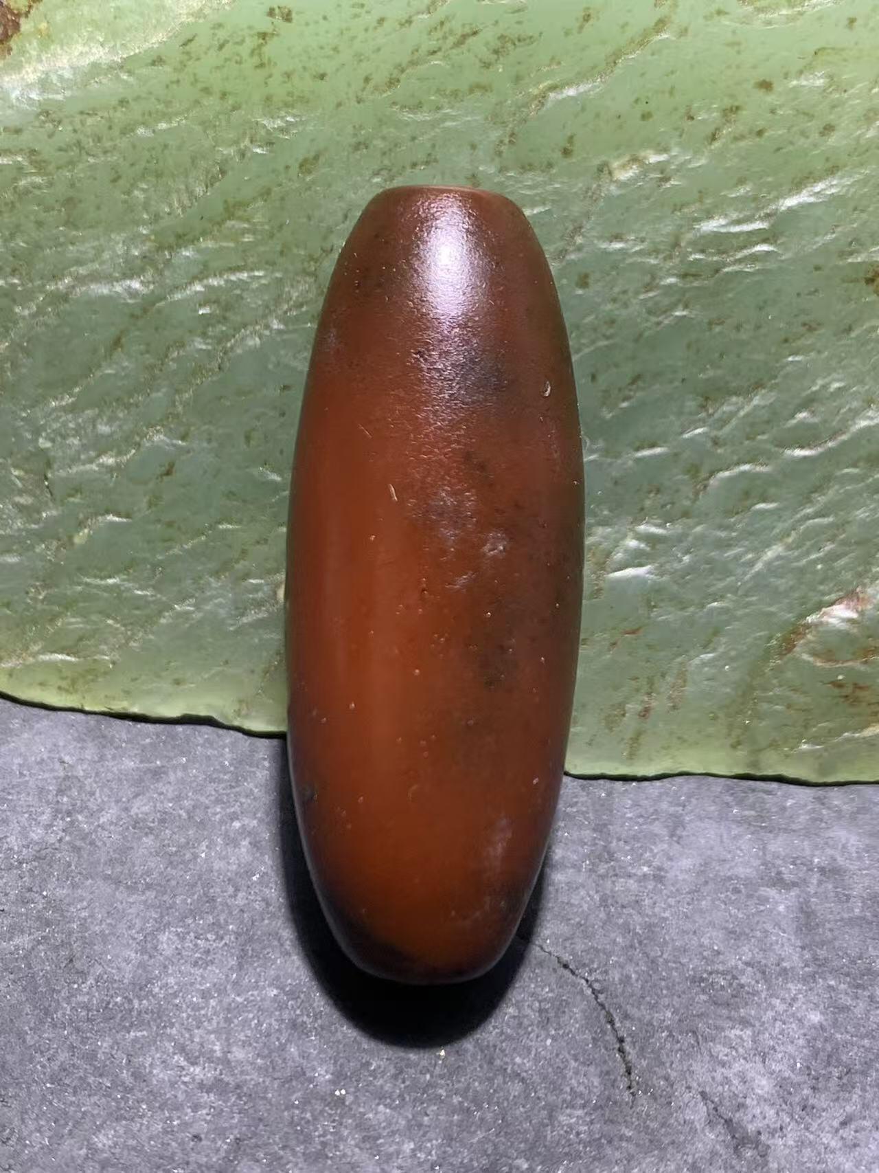 高玉化酒红色玛瑙随形桶珠一颗，