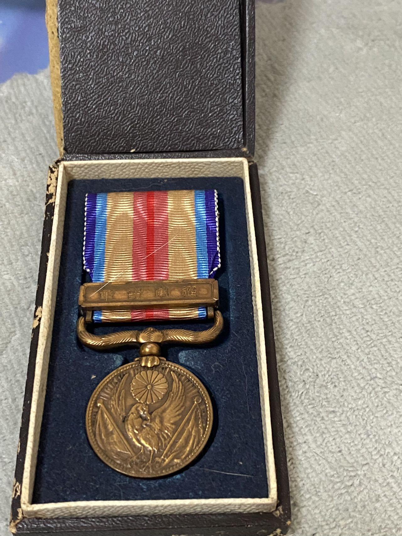 德国苏联勋章奖章年初拍卖 本次高价值物品较多 德因原因只上2-3图 具体的想要的请联系我要完整图。都经过讨论未标明则全部是原品，保真 放心拍。3月4日晚上九点结束在麦稀奇 找不到的加我qq或者微信都是184277308备注苏章拍卖。 珍爱和平 日本 从军 盒子部分损坏 章还不错