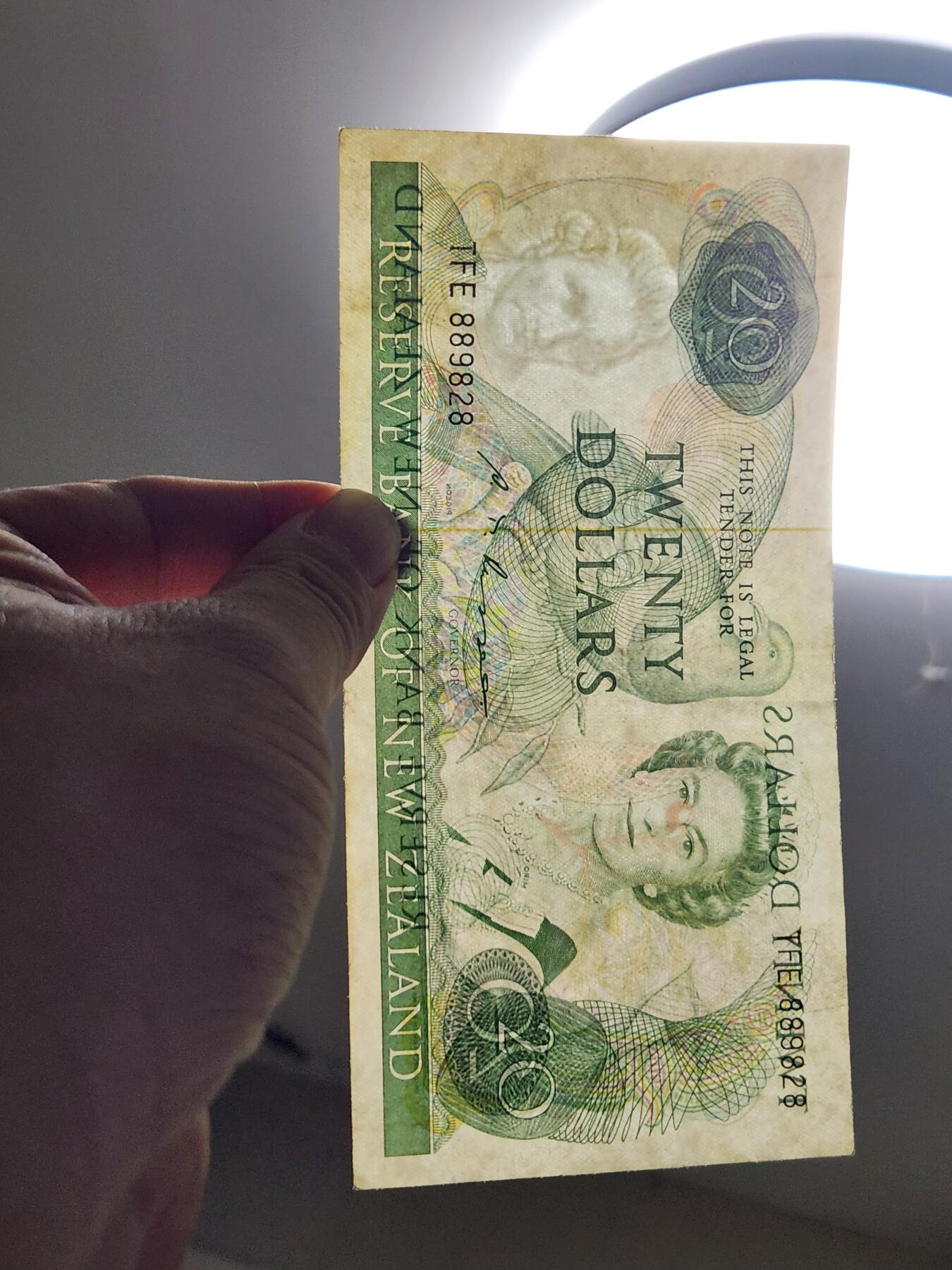 2月26号晚上8点 外国纸币自动截拍第31场 新西兰1985年 20元 S.T签名 原票