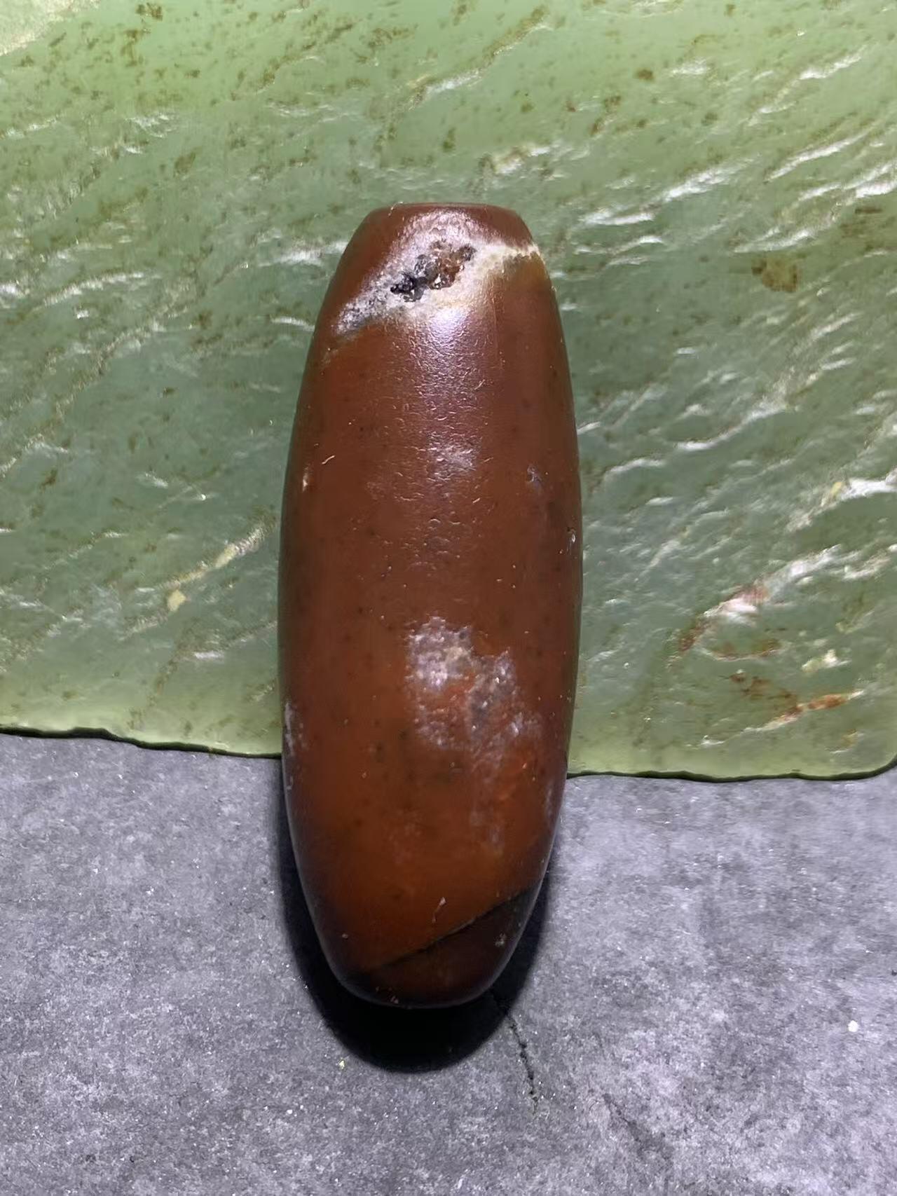 高玉化酒红色玛瑙随形桶珠一颗，