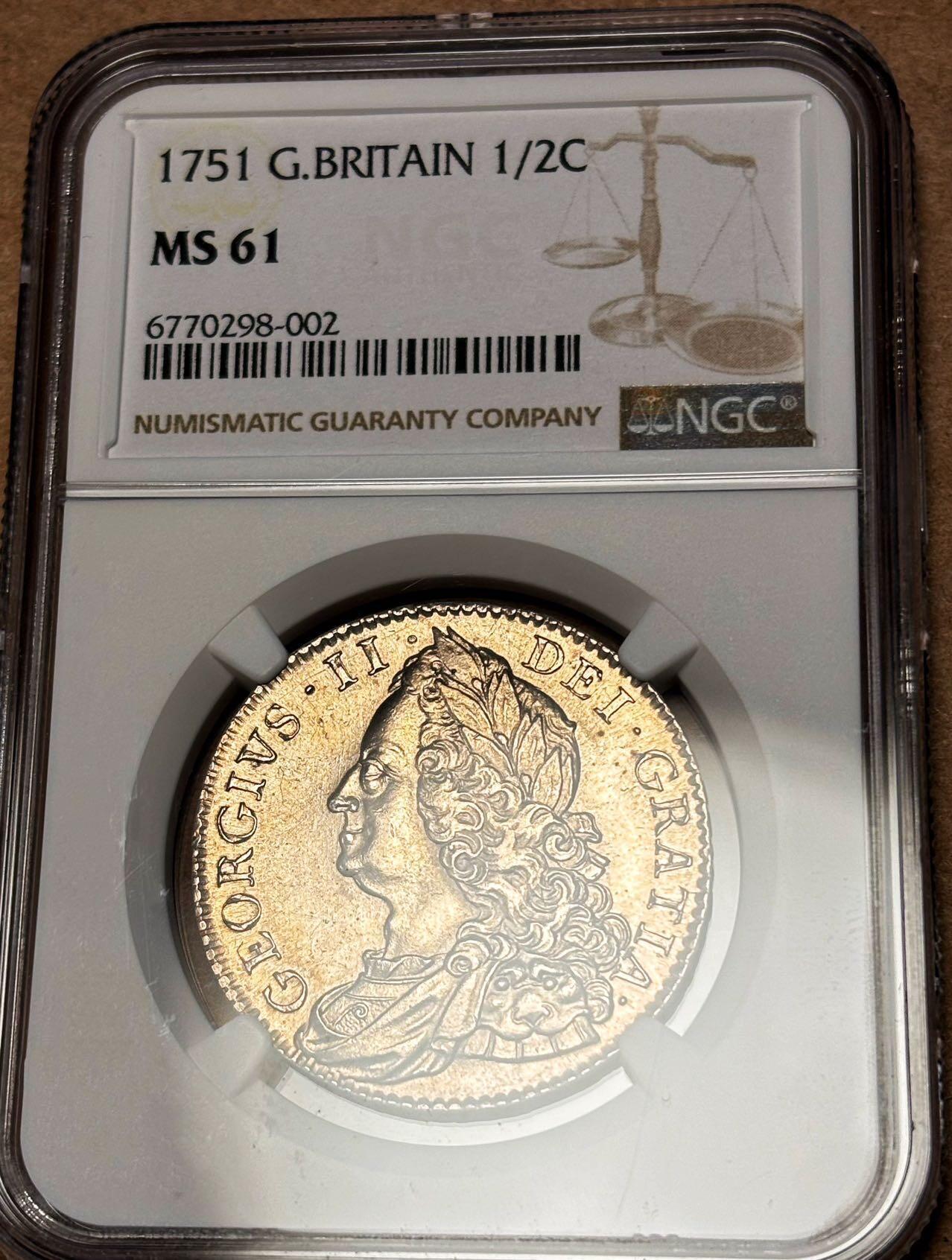 【Blue Auction】世界纸币精拍第788期——18级TOP拍卖/信誉/品质/专业/高效💫   【统治末年原厂状态非常罕见 珍稀度R2 EF目录价3000£】英国 乔治二世 1751年半克朗 Vicesimo Quarto边缘 老年头像 该枚细节完整 鱼尾纹都清晰可见 转光强烈 这个年份通常可以找到AU品相 原厂状态凤毛麟角 NGC MS61 顶级品相 凑年份常缺此枚  