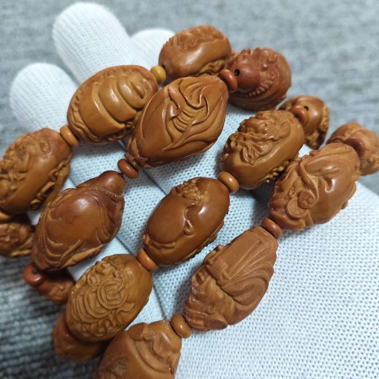 四条橄榄核核雕手串