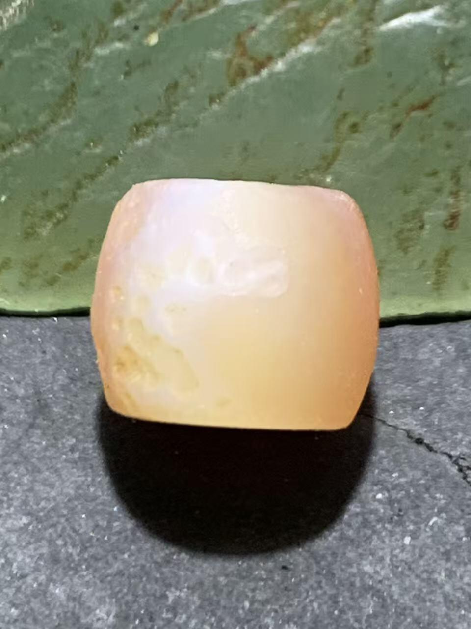 高玉化风化纹糖果玛瑙桶珠一颗，