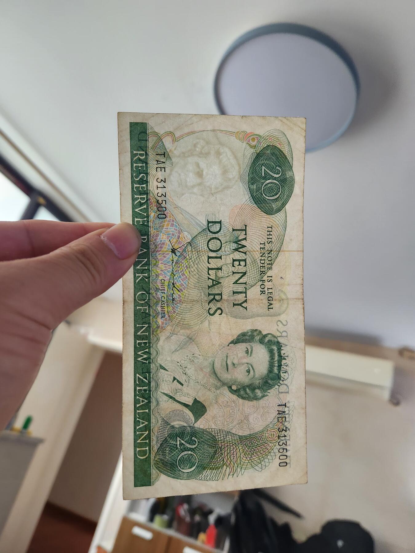 2月26号晚上8点 外国纸币自动截拍第31场 新西兰 1981年20元 首签名 原票