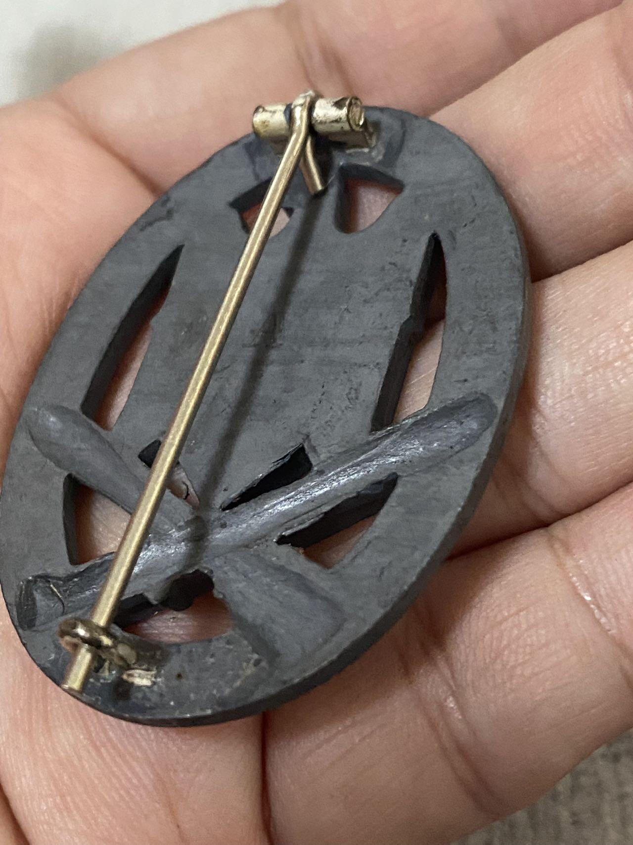 德国苏联勋章奖章年初拍卖 本次高价值物品较多 德因原因只上2-3图 具体的想要的请联系我要完整图。都经过讨论未标明则全部是原品，保真 放心拍。3月4日晚上九点结束在麦稀奇 找不到的加我qq或者微信都是184277308备注苏章拍卖。 珍爱和平 普通突击章带盒子 盒子有些损坏 品相很好