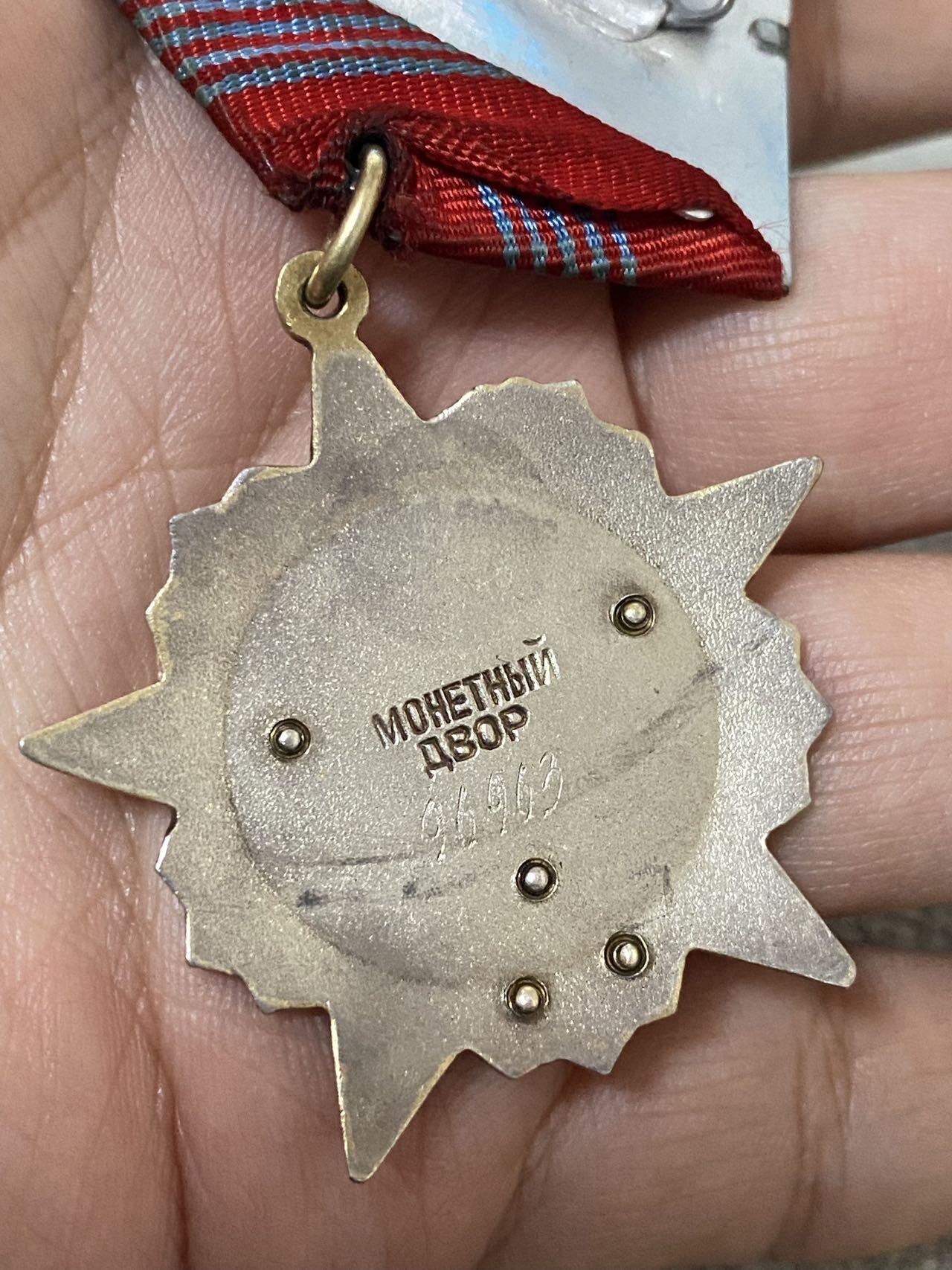 德国苏联勋章奖章年初拍卖 本次高价值物品较多 德因原因只上2-3图 具体的想要的请联系我要完整图。都经过讨论未标明则全部是原品，保真 放心拍。3月4日晚上九点结束在麦稀奇 找不到的加我qq或者微信都是184277308备注苏章拍卖。 苏联十月革命勋章 96963 五钉版本 品相非常好 珐琅无磕碰 小划痕基本都找不到 原环未开 党徽原配 无晃动 非常漂亮