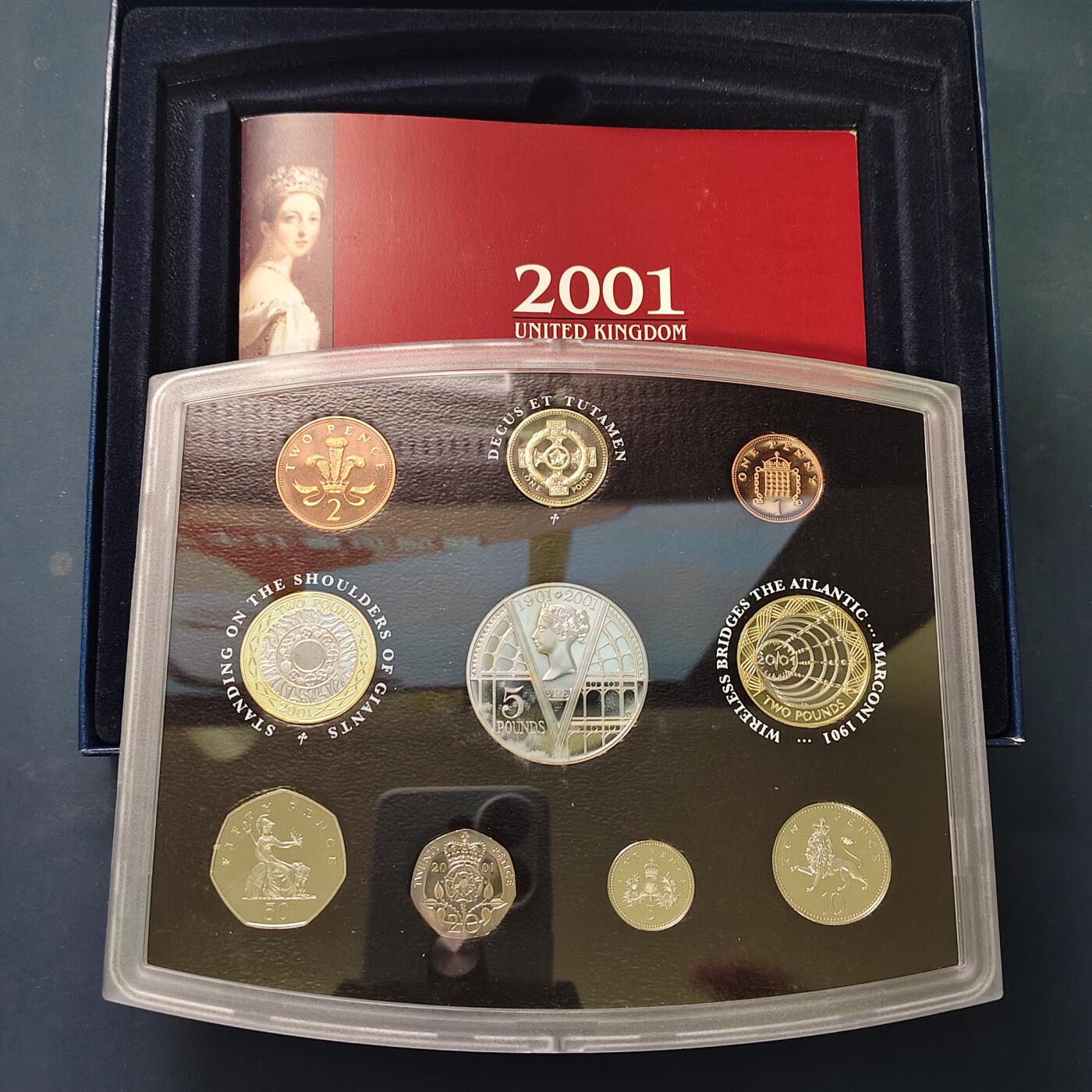 【全场包邮】纯粹捡漏拍507场-持续更新中 英国2001年官方精制套币-盒证全-含5镑维多利亚时代+2镑马可尼电报+2镑机械时代+凯尔特十字1镑精制纪念币