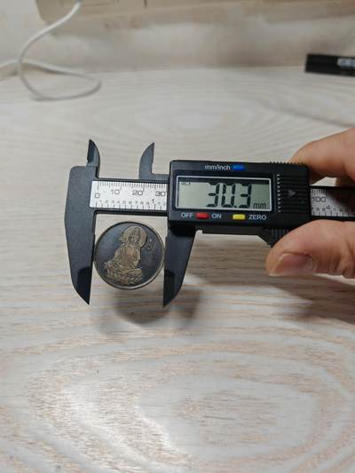 观音菩萨铜章，正面观音坐像，背面莲花和梵文 观音菩萨铜章，正面观音坐像，背面莲花和梵文