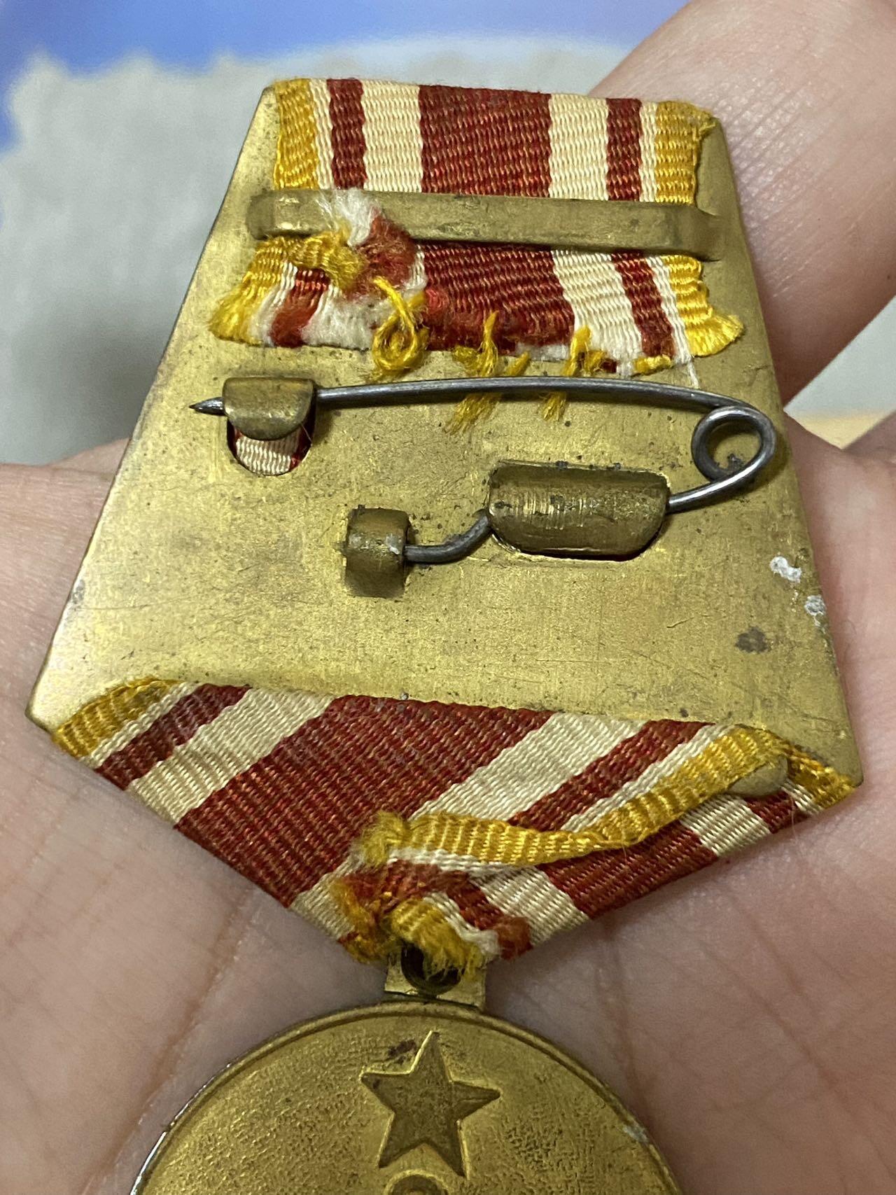 德国苏联勋章奖章年初拍卖 本次高价值物品较多 德因原因只上2-3图 具体的想要的请联系我要完整图。都经过讨论未标明则全部是原品，保真 放心拍。3月4日晚上九点结束在麦稀奇 找不到的加我qq或者微信都是184277308备注苏章拍卖。 苏联战日奖章带证件 品相不错 铜挂 30年建军时候发的 背面有文字说明