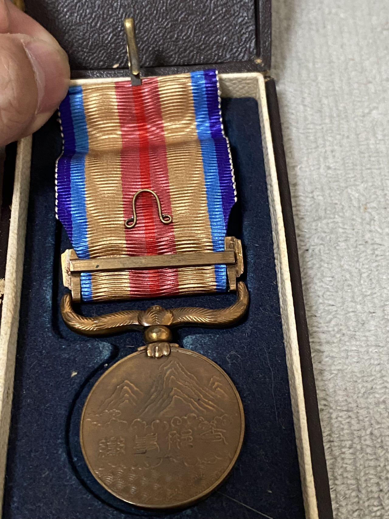 德国苏联勋章奖章年初拍卖 本次高价值物品较多 德因原因只上2-3图 具体的想要的请联系我要完整图。都经过讨论未标明则全部是原品，保真 放心拍。3月4日晚上九点结束在麦稀奇 找不到的加我qq或者微信都是184277308备注苏章拍卖。 珍爱和平 日本 从军 盒子部分损坏 章还不错