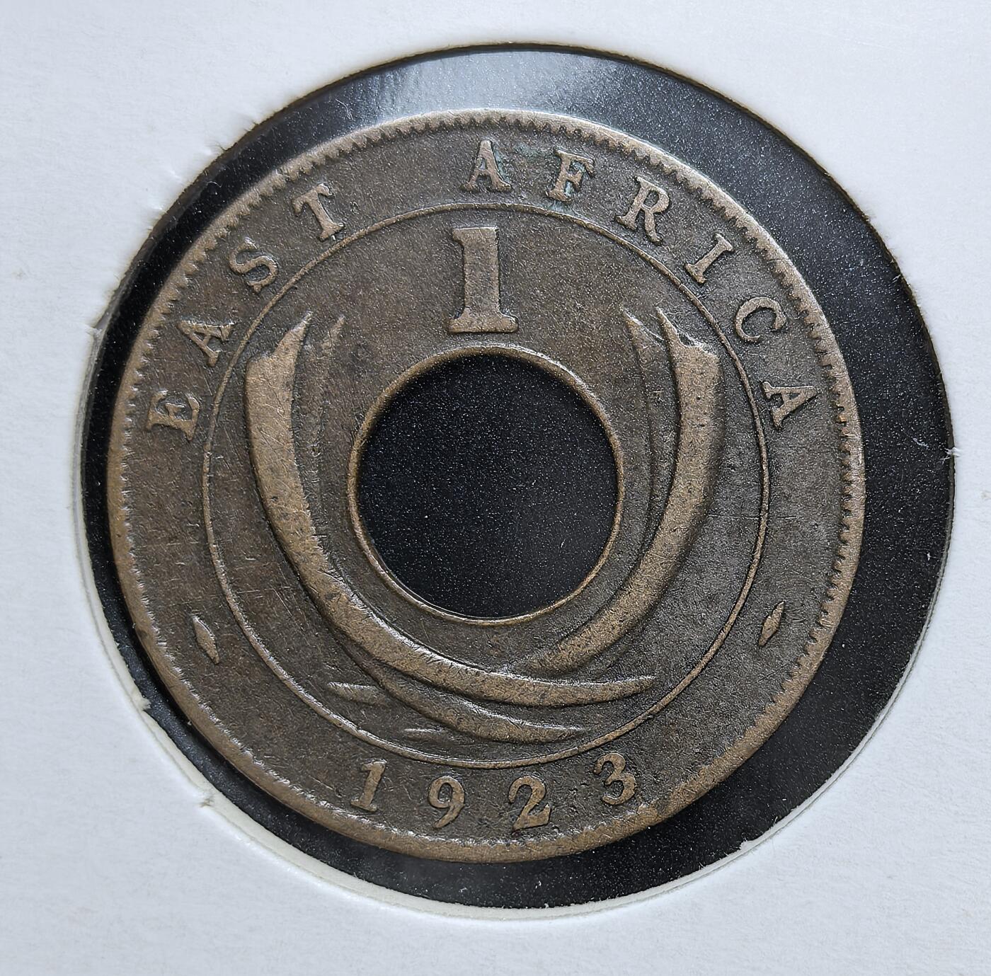 外国优质老铜币银币，正月十二晚九点倒数截拍，满百包邮可寄存，持续收拍 英属东非1923年1分青铜币，正面为乔治五世头衔与面值，背面环孔饰以象牙图案。发行于东非先令货币体系确立后，是一战后英国整合肯尼亚、乌干达等殖民地货币的关键辅币，见证了英属东非的殖民经济秩序。