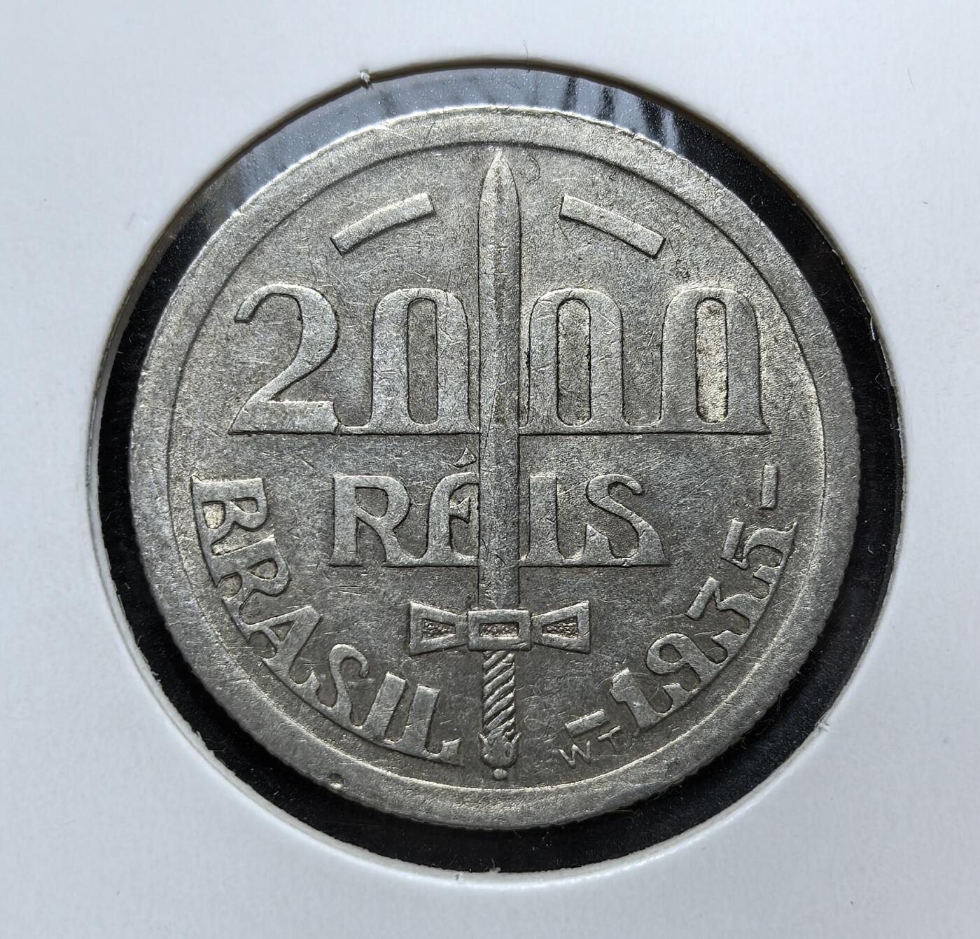 外国优质老铜币银币，正月十二晚九点倒数截拍，满百包邮可寄存，持续收拍 巴西1935 年护国英雄卡西亚斯元帅诞辰百年2000 瑞斯银币。币面刻有其戎装像与象征权威的利剑，是巴西民族主义与历史记忆的载体。