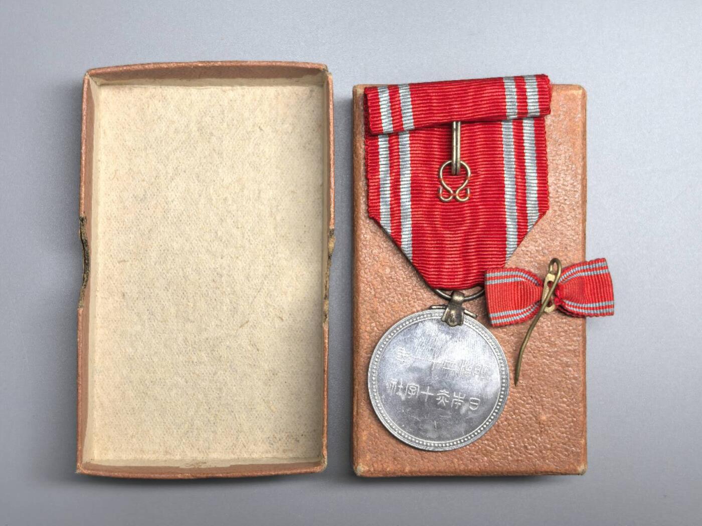 小驴勋章奖章收藏2月28日周六晚七点拍卖（调休临时调整，珍爱和平，收藏战争，铭记历史，勿忘国耻，忠党爱国。有偿代拍，送拍规则在简介最后，参拍须阅读规则后再参拍，关系到运费包装发货时效真假辨别等关键信息，拍卖时不再发原图，看大图店主微信码在拍卖店铺介绍里） 赤十字社徽章带盒带略，铝质