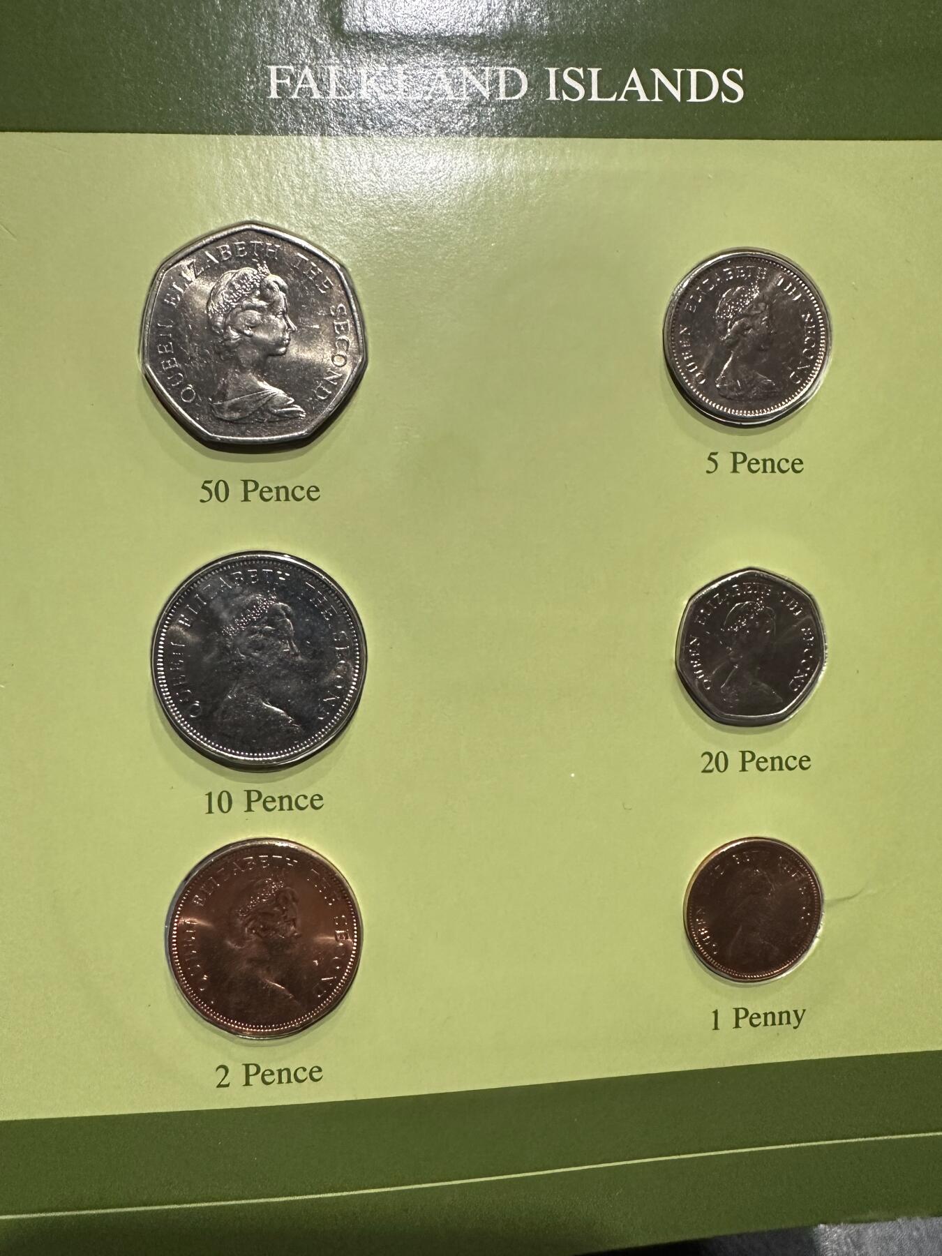 《外钞收藏家》第六百一十三期（ 精品场）（长期征集拍品、欢迎藏友们联系合作） 斯洛伐克、毛里求斯、福克兰群岛 三套硬币一起