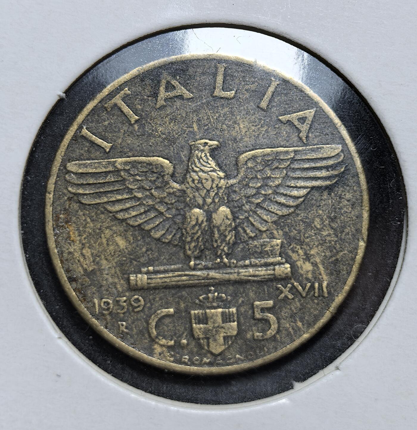 外国优质老铜币银币，正月十二晚九点倒数截拍，满百包邮可寄存，持续收拍 意大利王国1939年5分黄铜币，正面为维克托・伊曼纽尔三世头像及 “皇帝” 头衔，背面是法西斯鹰徽。发行于二战前夕，是墨索里尼政权宣扬帝国野心、强化独裁统治的重要货币见证。