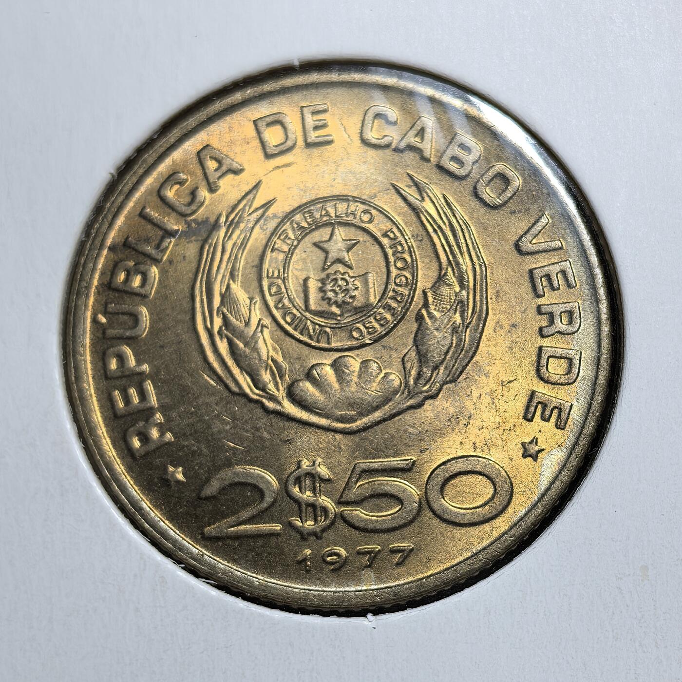 外国优质老铜币银币，正月十二晚九点倒数截拍，满百包邮可寄存，持续收拍 佛得角1977年2.5 埃斯库多铜币，正面为国家国徽，背面镌 “为进步而生产” 葡语铭文与农耕劳作场景。发行于佛得角独立初期，是其摆脱殖民统治、以农业为根基重建经济的重要实物见证。