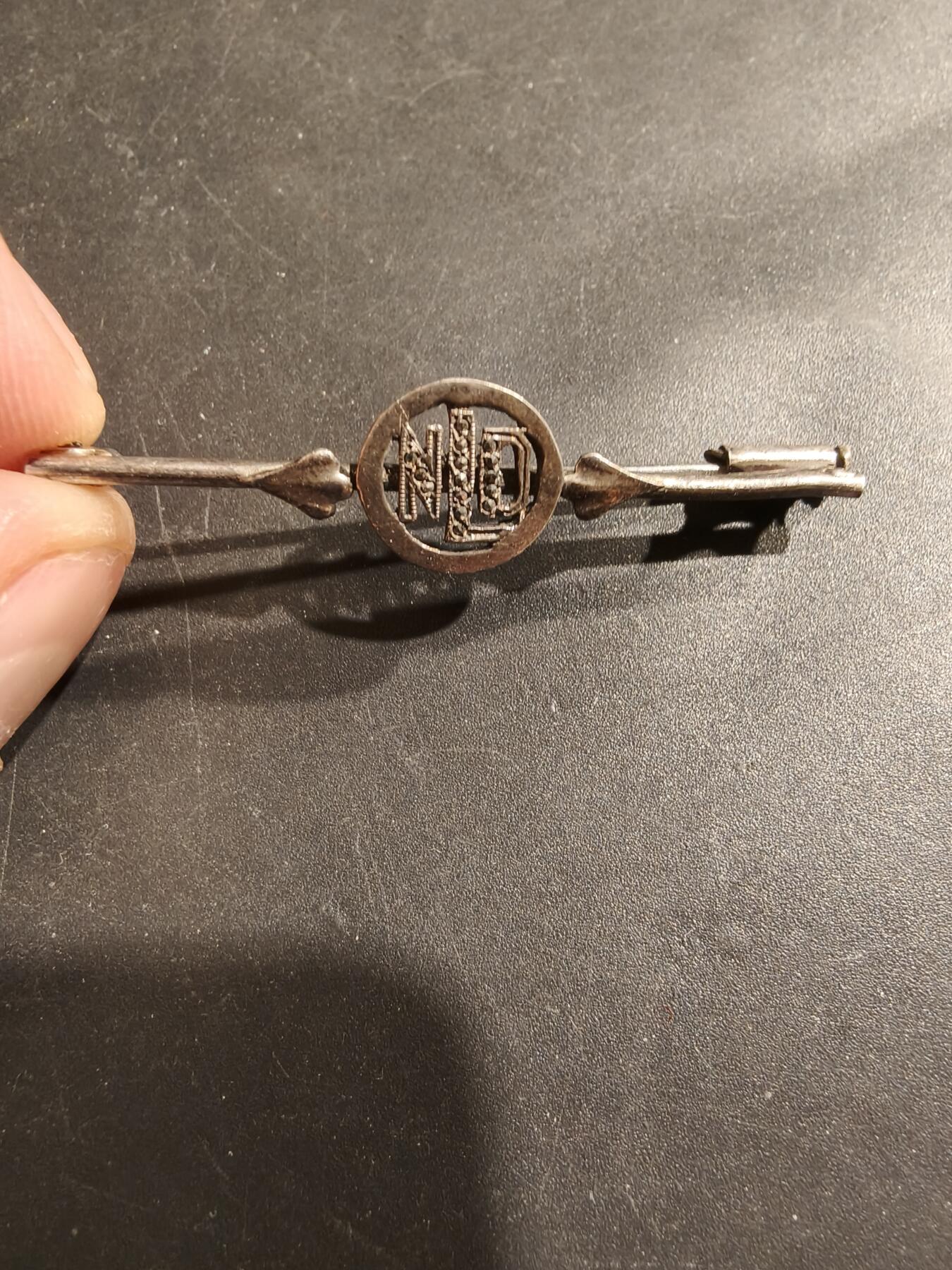 老王徽章第185期 法国胸针   800银镶钻    2.8g