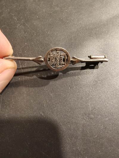 老王徽章第185期 - 法国胸针   800银镶钻    2.8g