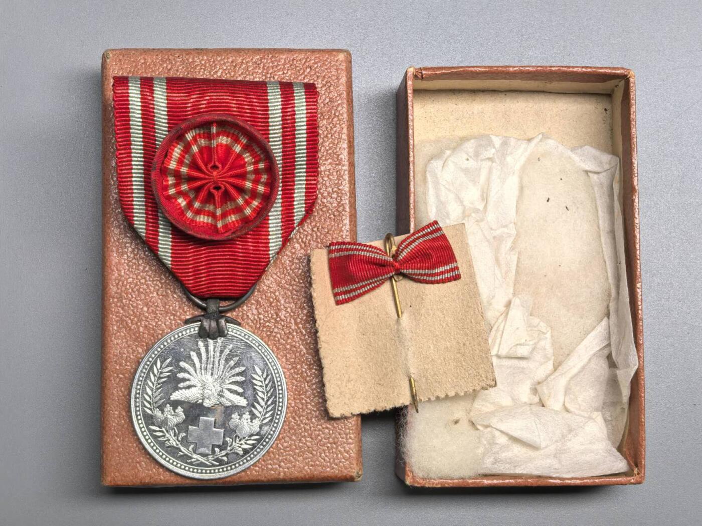小驴勋章奖章收藏2月28日周六晚七点拍卖（调休临时调整，珍爱和平，收藏战争，铭记历史，勿忘国耻，忠党爱国。有偿代拍，送拍规则在简介最后，参拍须阅读规则后再参拍，关系到运费包装发货时效真假辨别等关键信息，拍卖时不再发原图，看大图店主微信码在拍卖店铺介绍里） 赤十字社徽章带盒带略，铝质