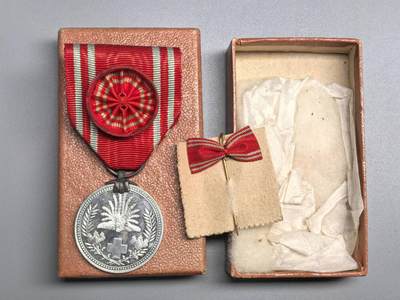 小驴勋章奖章收藏2月28日周六晚七点拍卖（调休临时调整，珍爱和平，收藏战争，铭记历史，勿忘国耻，忠党爱国。有偿代拍，送拍规则在简介最后，参拍须阅读规则后再参拍，关系到运费包装发货时效真假辨别等关键信息，拍卖时不再发原图，看大图店主微信码在拍卖店铺介绍里） - 赤十字社徽章带盒带略，铝质