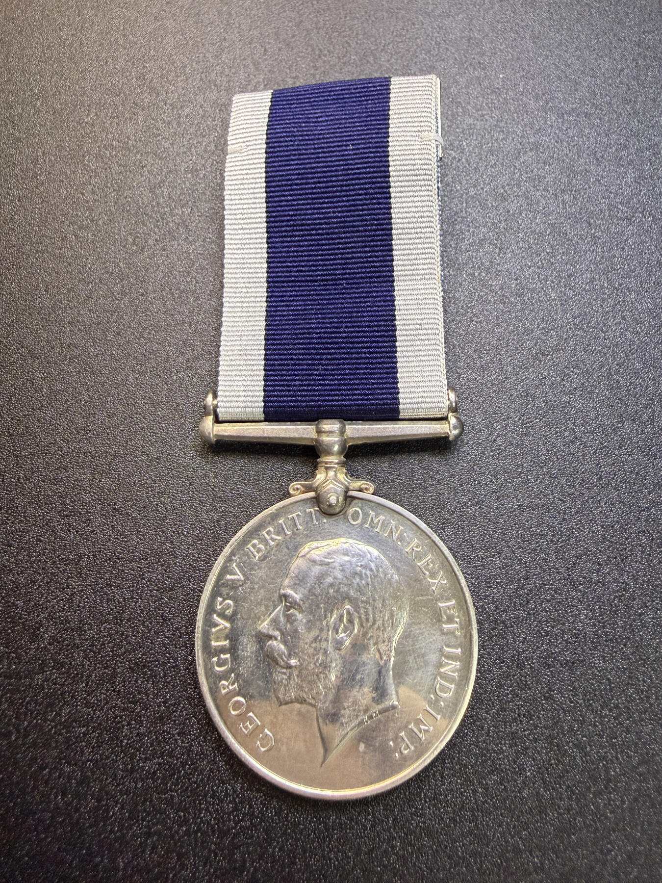 云宸嘉赏-勋臻精藏⭐️年后精品专拍场次🎖 英国皇家海军长期服役和良好行为奖章 授予M.27525号  R·W·库克，隶属皇家海军澳大利亚分舰队，服役于皇家海军“弗林德斯”号（一号舰）乔治五世版，银制