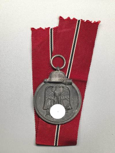 小驴勋章奖章收藏2月28日周六晚七点拍卖（调休临时调整，珍爱和平，收藏战争，铭记历史，勿忘国耻，忠党爱国。有偿代拍，送拍规则在简介最后，参拍须阅读规则后再参拍，关系到运费包装发货时效真假辨别等关键信息，拍卖时不再发原图，看大图店主微信码在拍卖店铺介绍里） - 得三东线冬季作战奖章，环打10厂标（FÖRSTER & BARTH/ PFORZHEIM），少见厂标