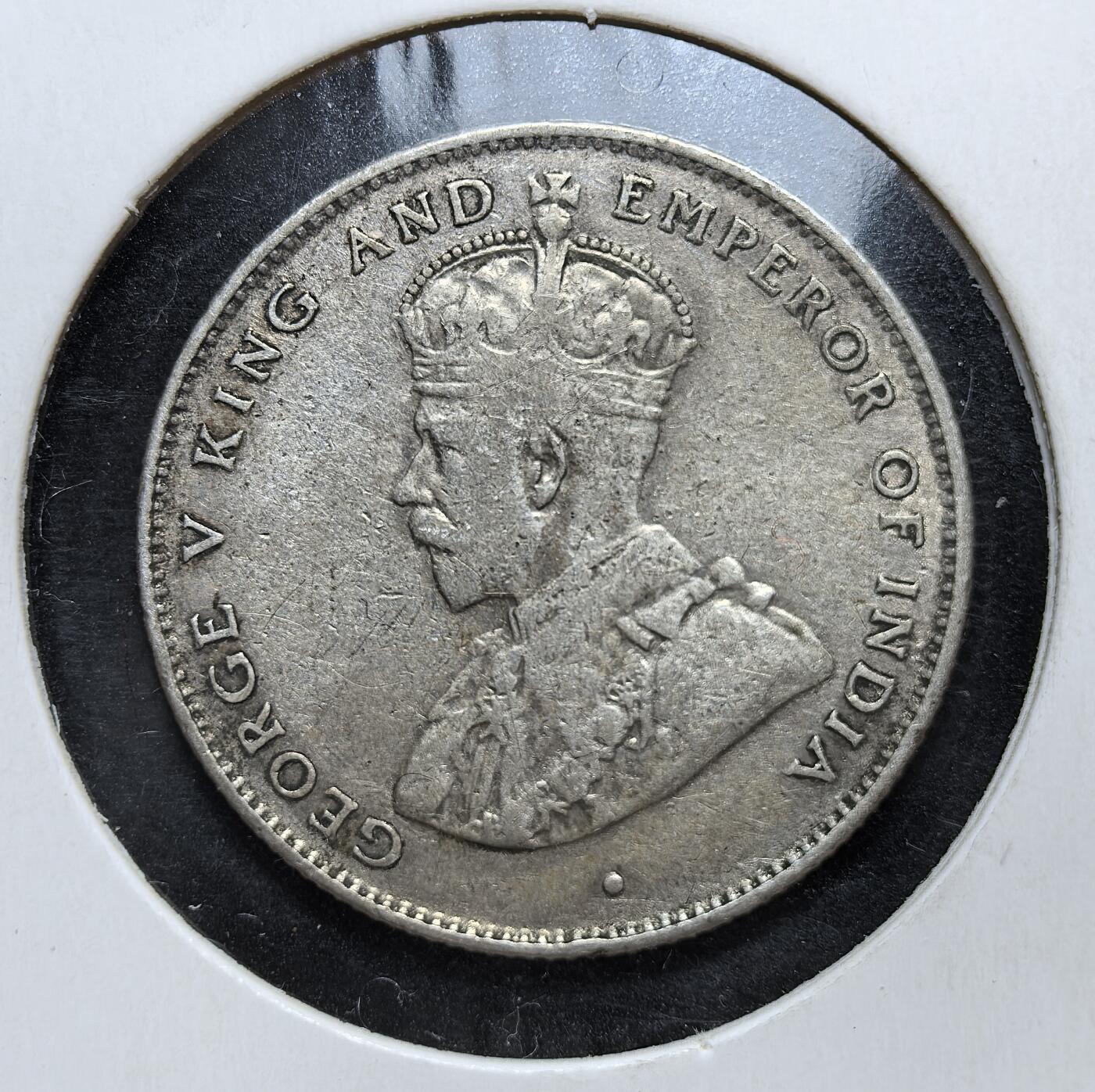 外国优质老铜币银币，正月十二晚九点倒数截拍，满百包邮可寄存，持续收拍 英属锡兰1928年50分银币，正面为英王乔治五世像，背面是锡兰国树铁木树与双语面值。发行于一战后经济恢复期，是英国殖民统治的货币遗存，见证了锡兰的殖民贸易与多元文化融合。