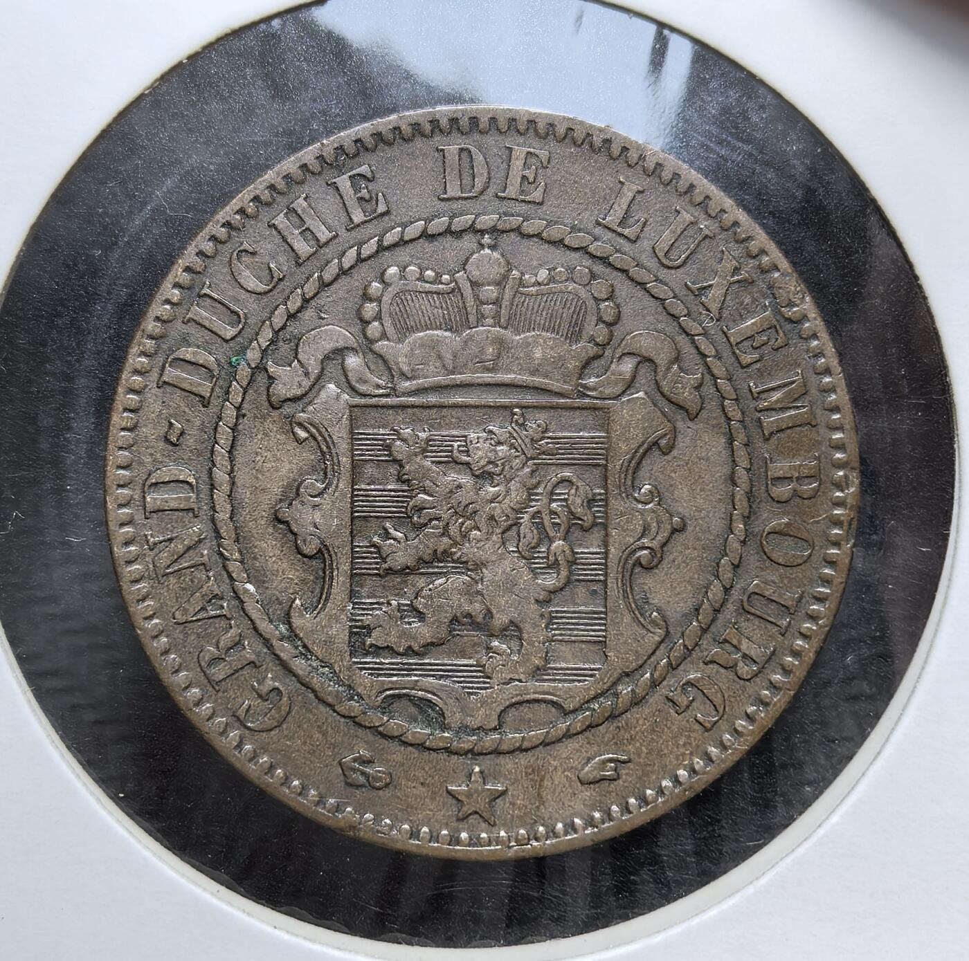 外国优质老铜币银币，正月十二晚九点倒数截拍，满百包邮可寄存，持续收拍 卢森堡大公国1860 年10 生丁铜币直径30.8mm，由荷兰威廉三世兼任大公时期铸造，正面为卢森堡盾徽，背面是面值与年份，见证了卢森堡与荷兰共主邦联时期的币制体系。