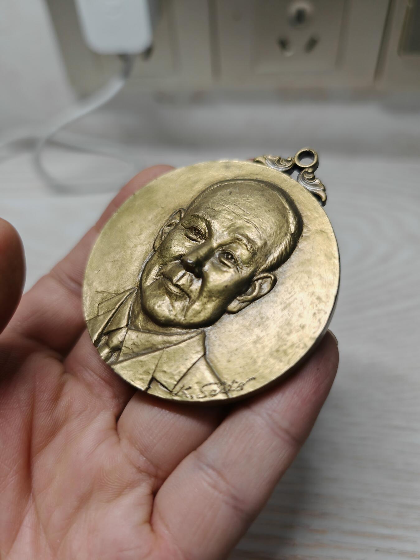 2002年第24届克罗斯塔宁国际大会纪念奖牌人物立体 - 正面：浮雕为日健総本社的创始人田中美穂的头像，右下角有雕刻师签名。 - 背面：刻有“第24回クロスタニン国際大会”、“株式会社 日健総本社”和年份“2002”，并配有飞马与人物的神话风格浮雕。 浮雕工艺精细，背面的飞马神话图案设计独特，具有一定的艺术观赏性。