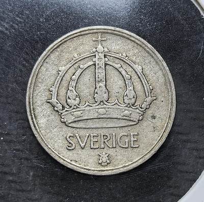 外国优质老铜币银币，正月十二晚九点倒数截拍，满百包邮可寄存，持续收拍 - 瑞典 1945 年 10 欧尔银币，属古斯塔夫五世时期流通币。因二战金属短缺采用银币材质，正面为瑞典王冠与国名，背面标注面值与年份。它是瑞典二战末期经济与货币体系的实物见证。