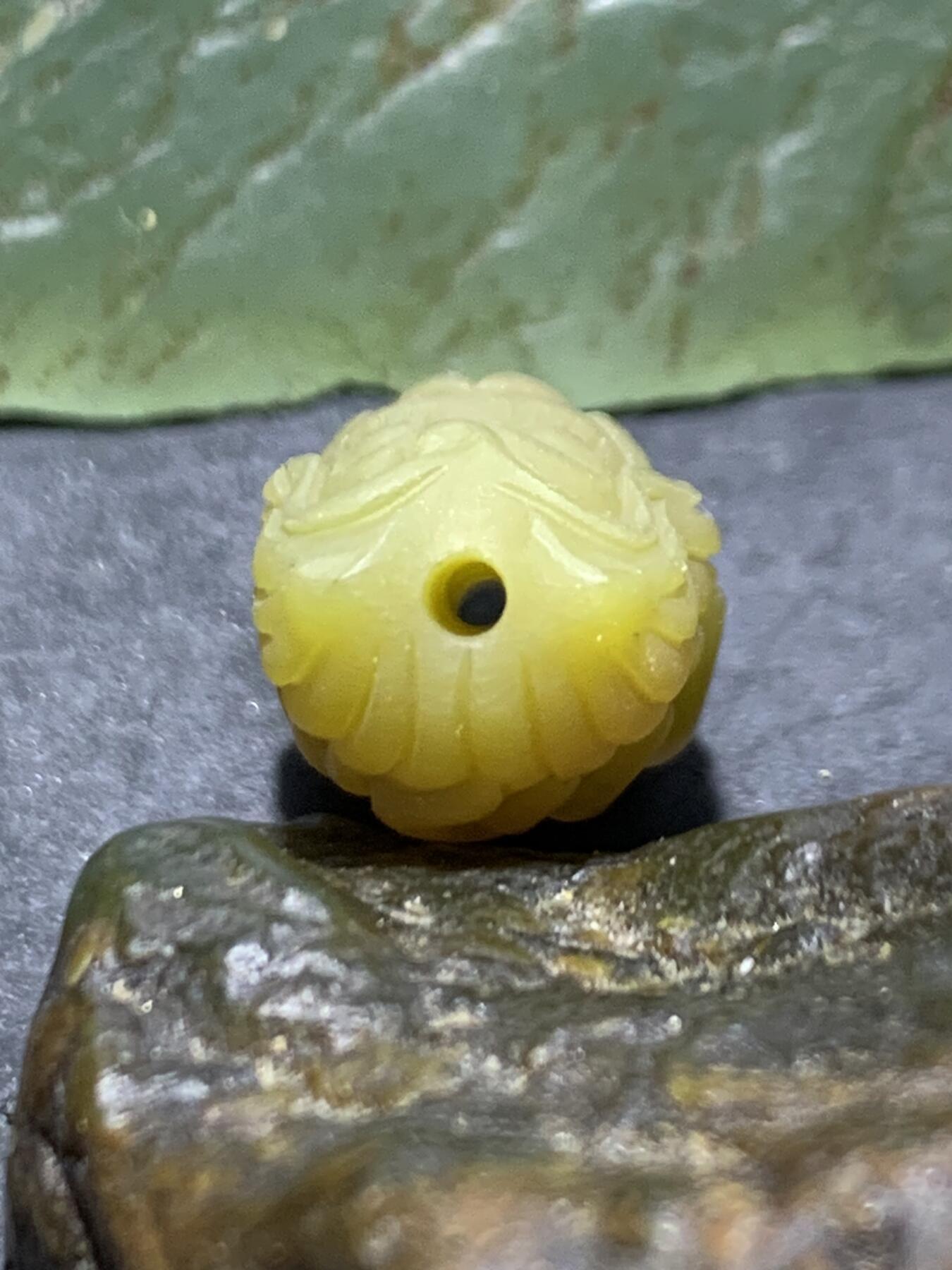 精美高玉化亚光盐源玛瑙手工雕刻九尾狐珠一颗