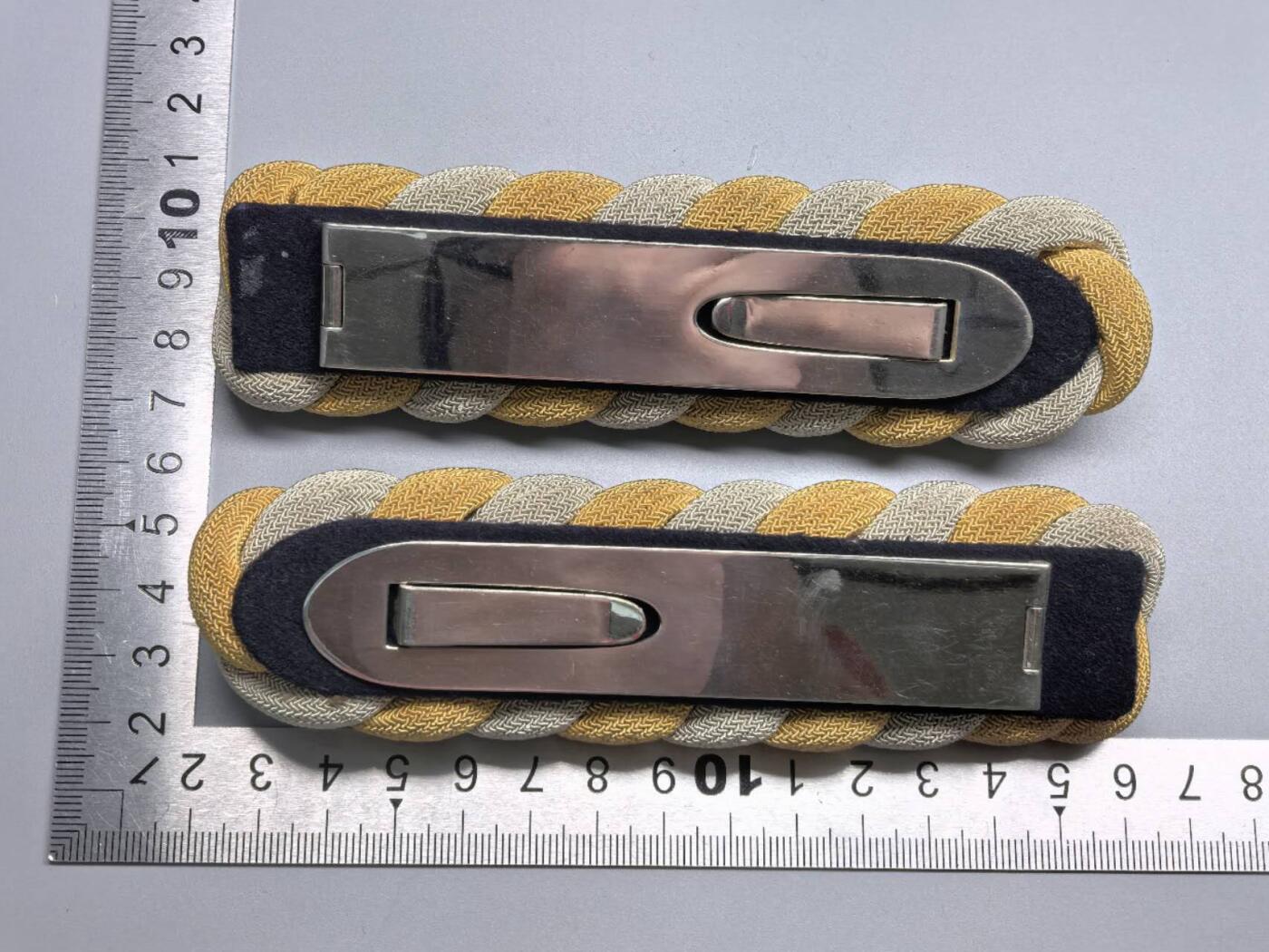 小驴勋章奖章收藏2月28日周六晚七点拍卖（调休临时调整，珍爱和平，收藏战争，铭记历史，勿忘国耻，忠党爱国。有偿代拍，送拍规则在简介最后，参拍须阅读规则后再参拍，关系到运费包装发货时效真假辨别等关键信息，拍卖时不再发原图，看大图店主微信码在拍卖店铺介绍里） 明治礼服肩章，金属刺绣带金属盒