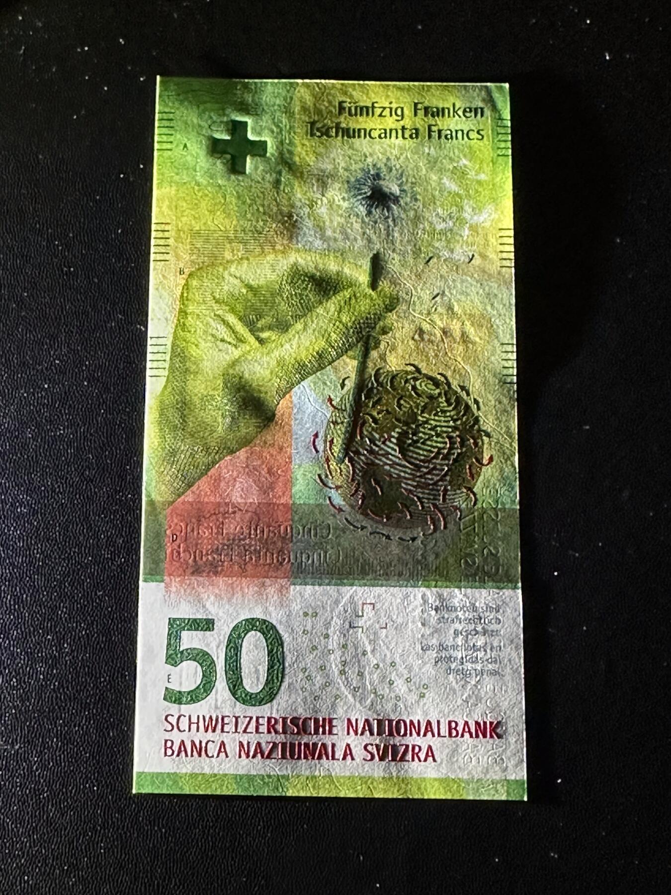 《外钞收藏家》第六百一十三期（ 精品场）（长期征集拍品、欢迎藏友们联系合作） 2015年瑞士手版50法郎 首发A冠 首签乔丹 全新一个角不绝 疑似小压印