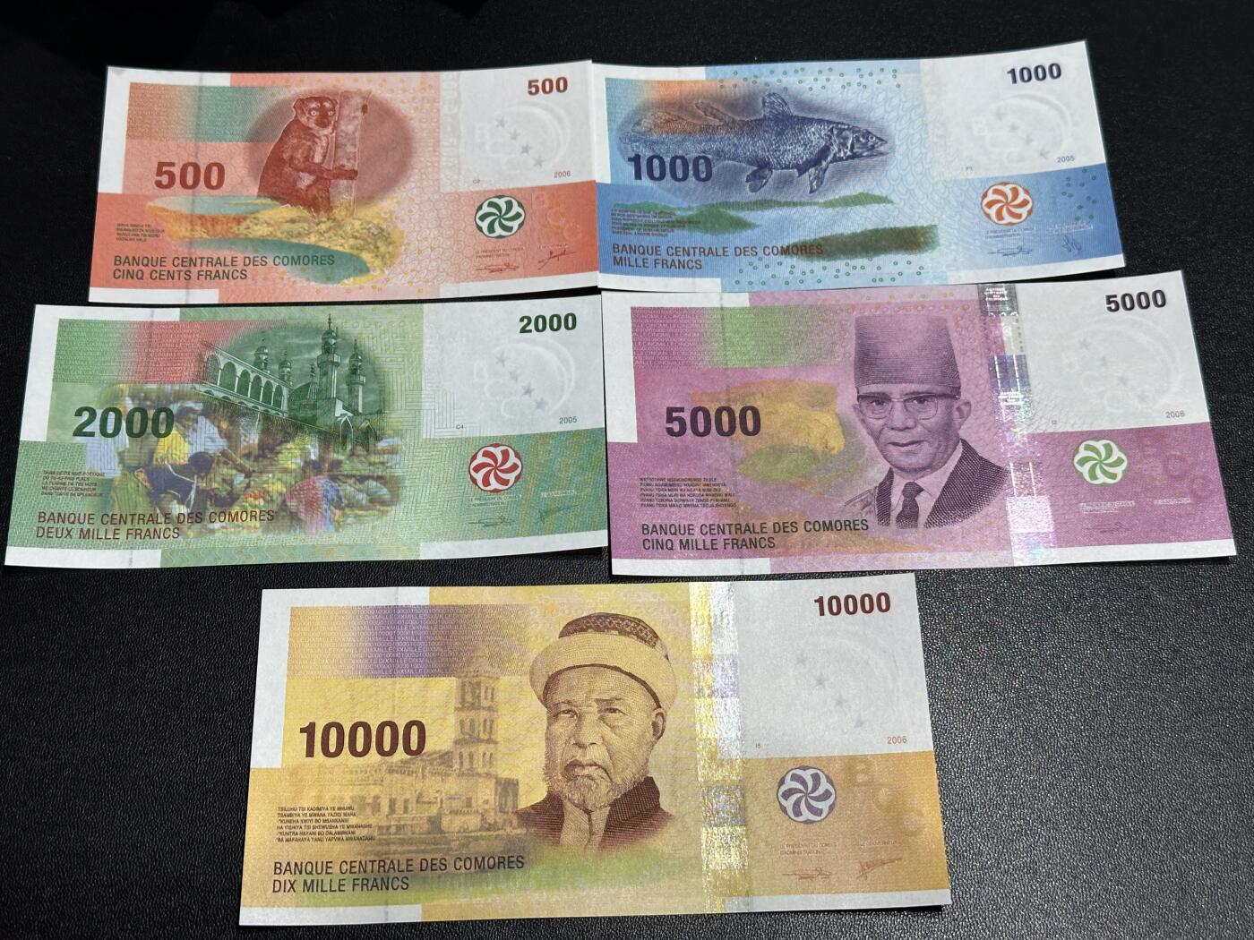 《外钞收藏家》第六百一十三期（ 精品场）（长期征集拍品、欢迎藏友们联系合作） 科摩罗新版500-10000法郎5张一套（多张全程无47，绝品）	绝品