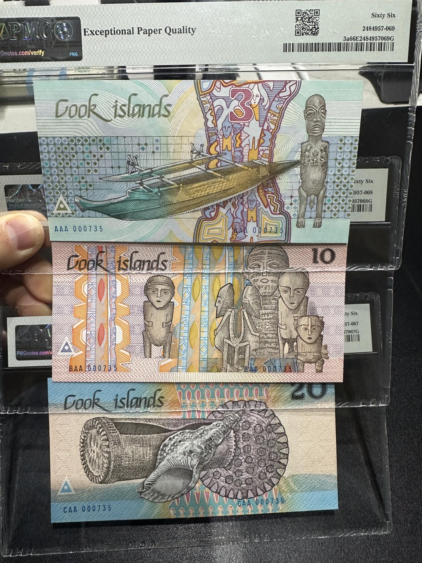 《外钞收藏家》第六百一十三期（ 精品场）（长期征集拍品、欢迎藏友们联系合作） 1987年库克群岛3、10、20元 3张全同号735百位号 PMG66评级