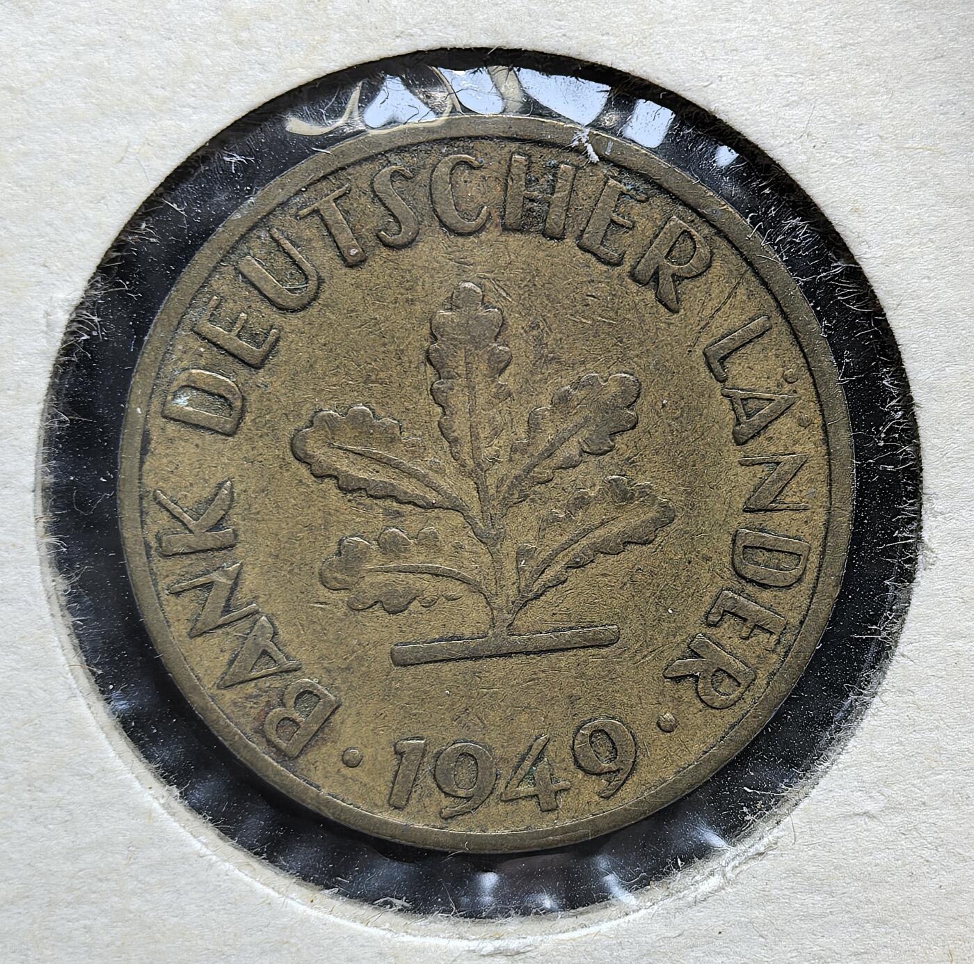 外国优质老铜币银币，正月十二晚九点倒数截拍，满百包邮可寄存，持续收拍 联邦德国1949年10 芬尼J版，正面为面值与麦穗，背面是象征战后重建的橡树苗。它是西德战后首版流通辅币，见证了德国分裂、联邦德国融入西方阵营的历史转折。