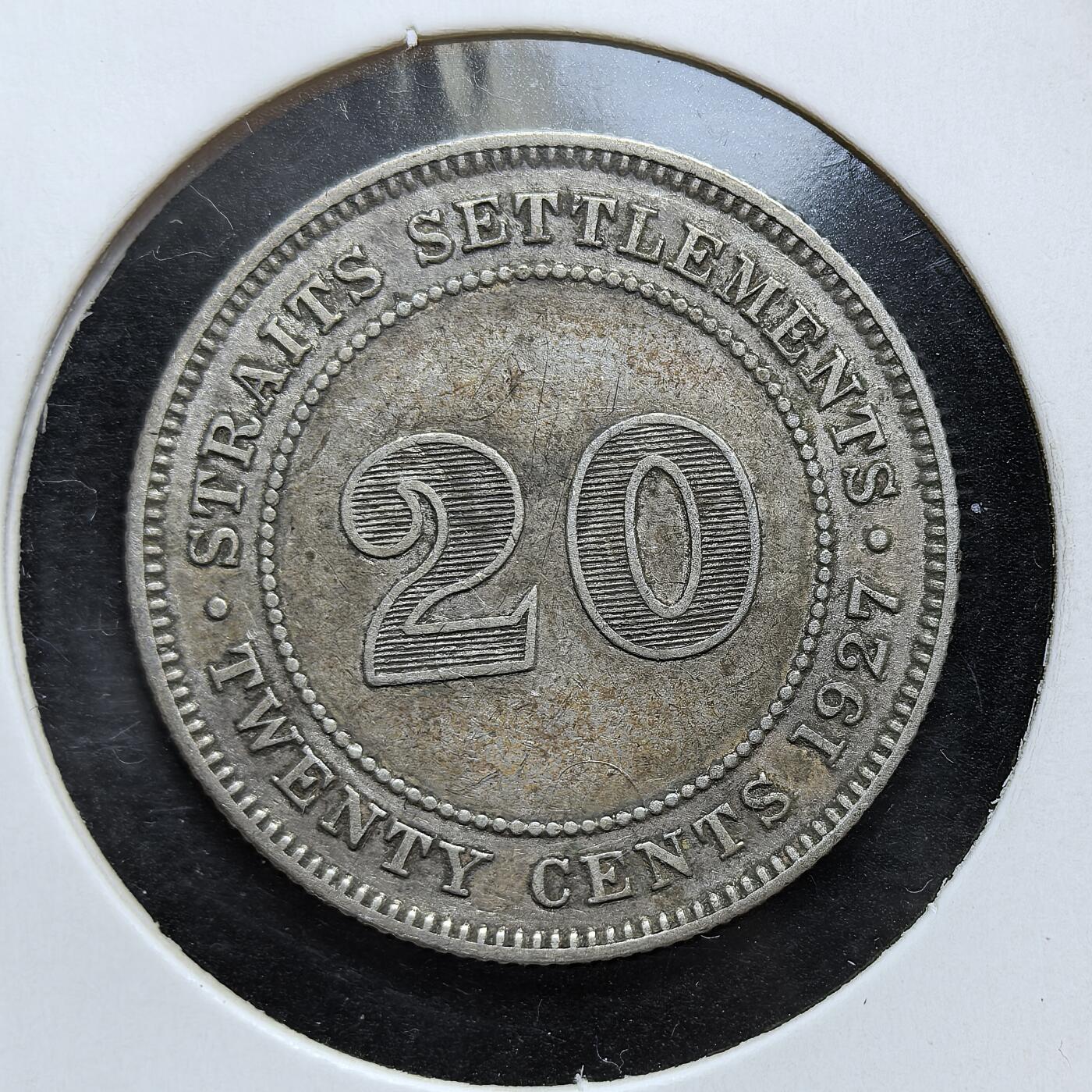 外国优质老铜币银币，正月十二晚九点倒数截拍，满百包邮可寄存，持续收拍 英属海峡殖民地1927年20分银币，正面为英王乔治五世像，背面标注面值。它发行于殖民贸易繁荣期，流通于新加坡、马六甲等港口，是英国殖民统治与东南亚贸易史的实物见证。