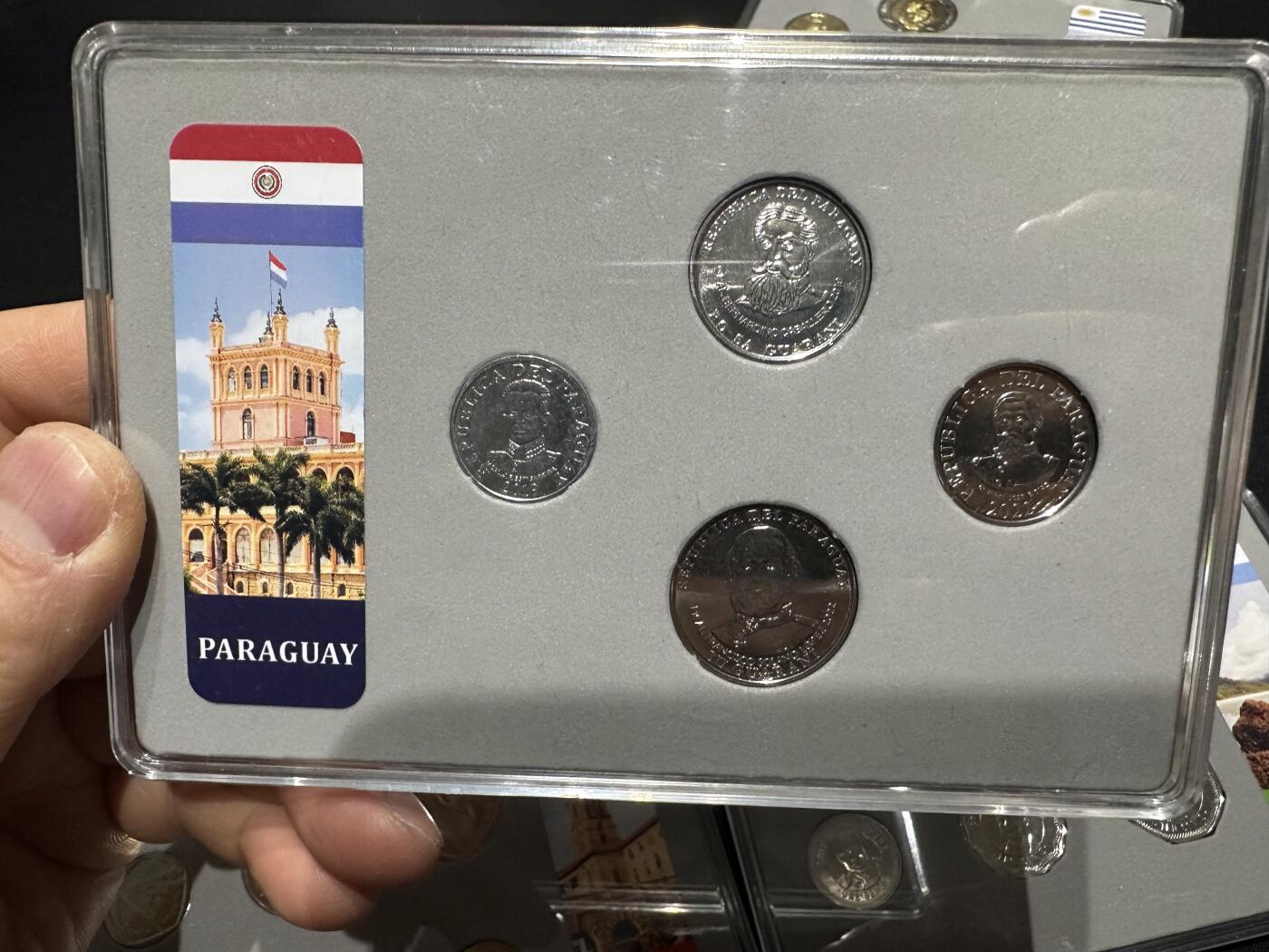 《外钞收藏家》第六百一十三期（ 精品场）（长期征集拍品、欢迎藏友们联系合作） 巴拉圭、乌拉圭、伊拉克、哥伦比亚、南非、塞拉利昂硬币6套