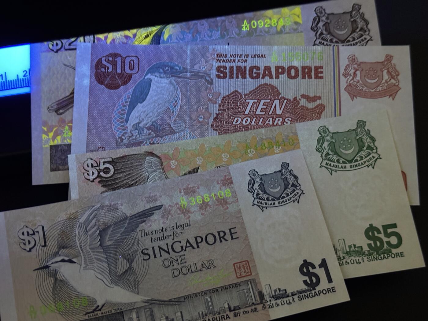 《外钞收藏家》第六百一十三期（ 精品场）（长期征集拍品、欢迎藏友们联系合作） 新加坡鸟版1/5/10/20元4张小套（UNC品相的不多见了） 	除了10元 其他UNC 有潮斑