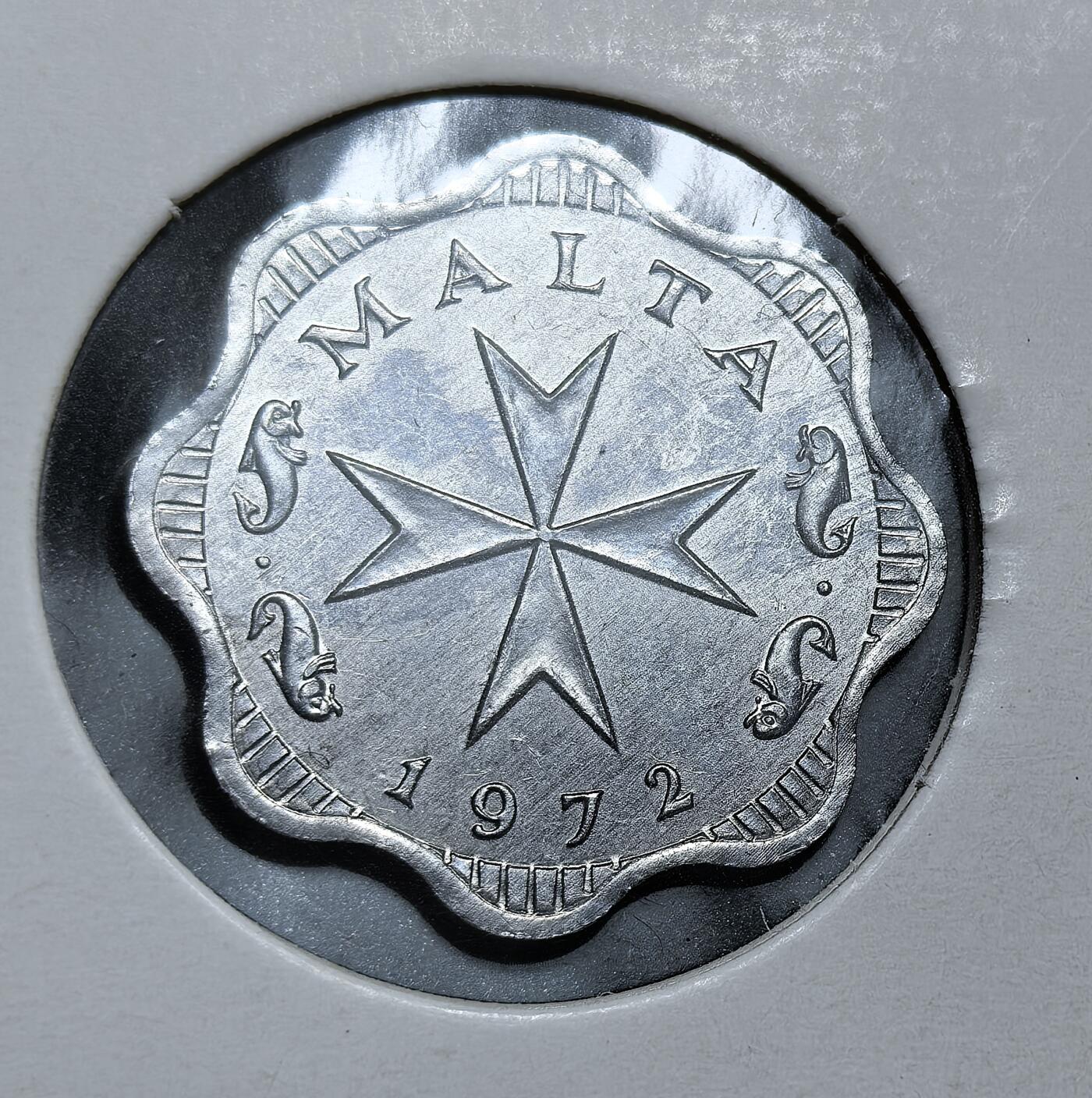 外国优质老铜币银币，正月十二晚九点倒数截拍，满百包邮可寄存，持续收拍 马耳他1972年2米尔，呈独特波浪边，正面为面值，背面是标志性马耳他十字。该币是马耳他脱离英制货币、首次发行十进制里拉体系的首批辅币，见证其独立后货币主权的确立。