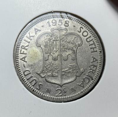 外国优质老铜币银币，正月十二晚九点倒数截拍，满百包邮可寄存，持续收拍 - 1958 年南非 2 先令银币，发行于英联邦时期，正面为伊丽莎白二世头像，背面是南非国徽。它是南非脱离英国统治、走向共和国前的流通货币，见证了殖民末期的历史过渡。