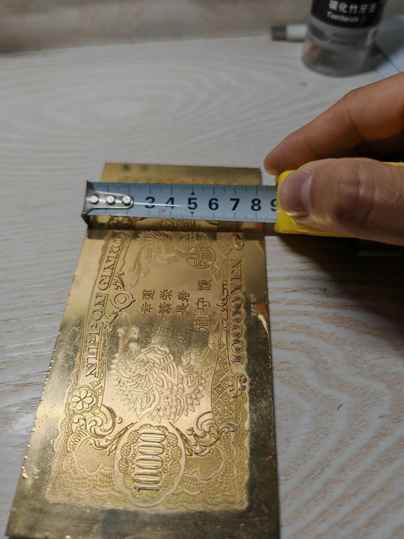 1972年日本发行的“圣德太子壹万日元”24K镀金纪念牌 - 它的设计原型是1958年发行的C券一万日元纸币，正面人物为圣德太子，这是日本战后极具代表性的纸币形象