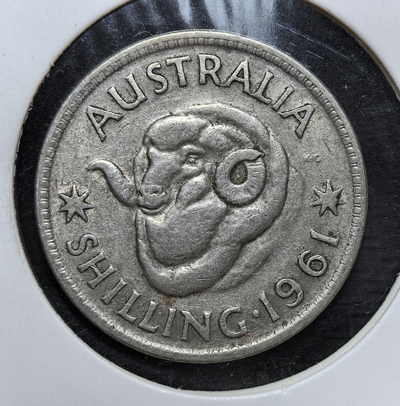 外国优质老铜币银币，正月十二晚九点倒数截拍，满百包邮可寄存，持续收拍 澳大利亚1961 年 1 先令银币，正面为伊丽莎白二世头像，背面是象征澳洲畜牧业的美利奴公羊。它发行于英联邦币制改革前夕，是澳大利亚从英制货币向十进制过渡前的代表性流通货币。