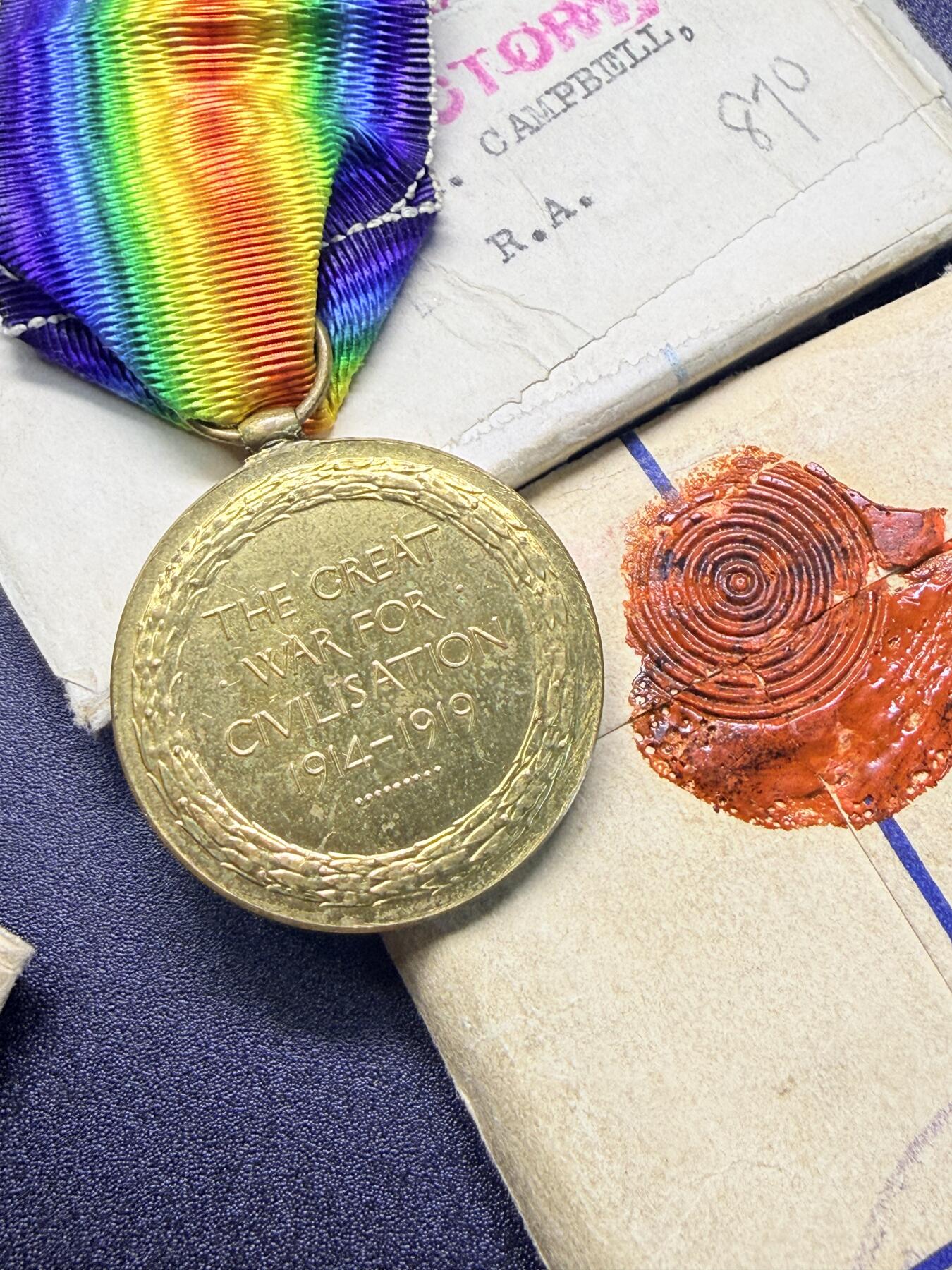 云宸嘉赏-勋臻精藏⭐️年后精品专拍场次🎖 英国一战胜利奖章  授予96502号 炮手 A·坎贝尔 皇家炮兵  带原纸袋和包装盒如图