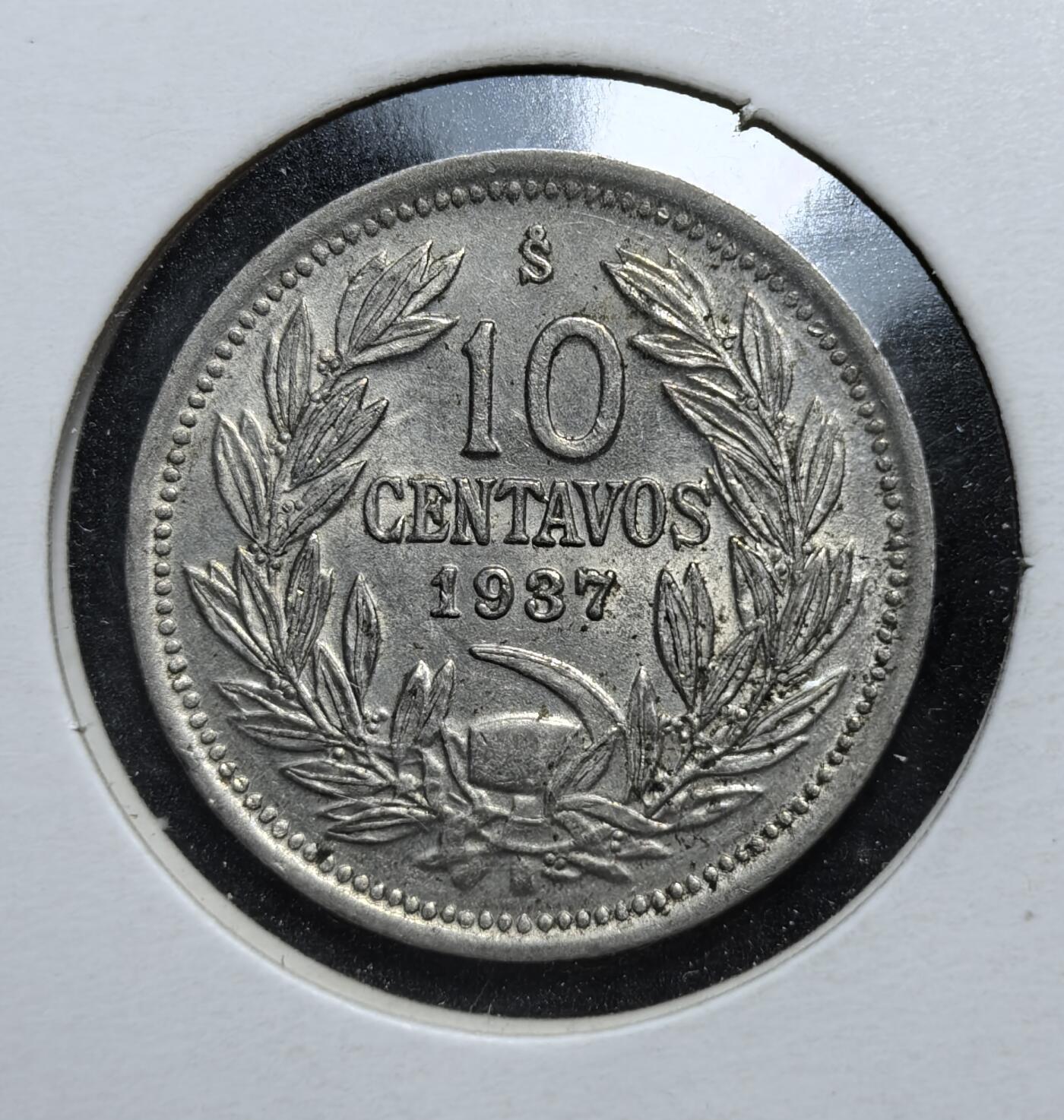 外国优质老铜币银币，正月十二晚九点倒数截拍，满百包邮可寄存，持续收拍 智利1937年10分，正面为智利国鸟安第斯神鹰与国名，背面标注面值与象征矿业的镐头图案。发行于智利矿业经济繁荣期，是其依赖矿产出口的经济结构与国家身份认同的重要见证。