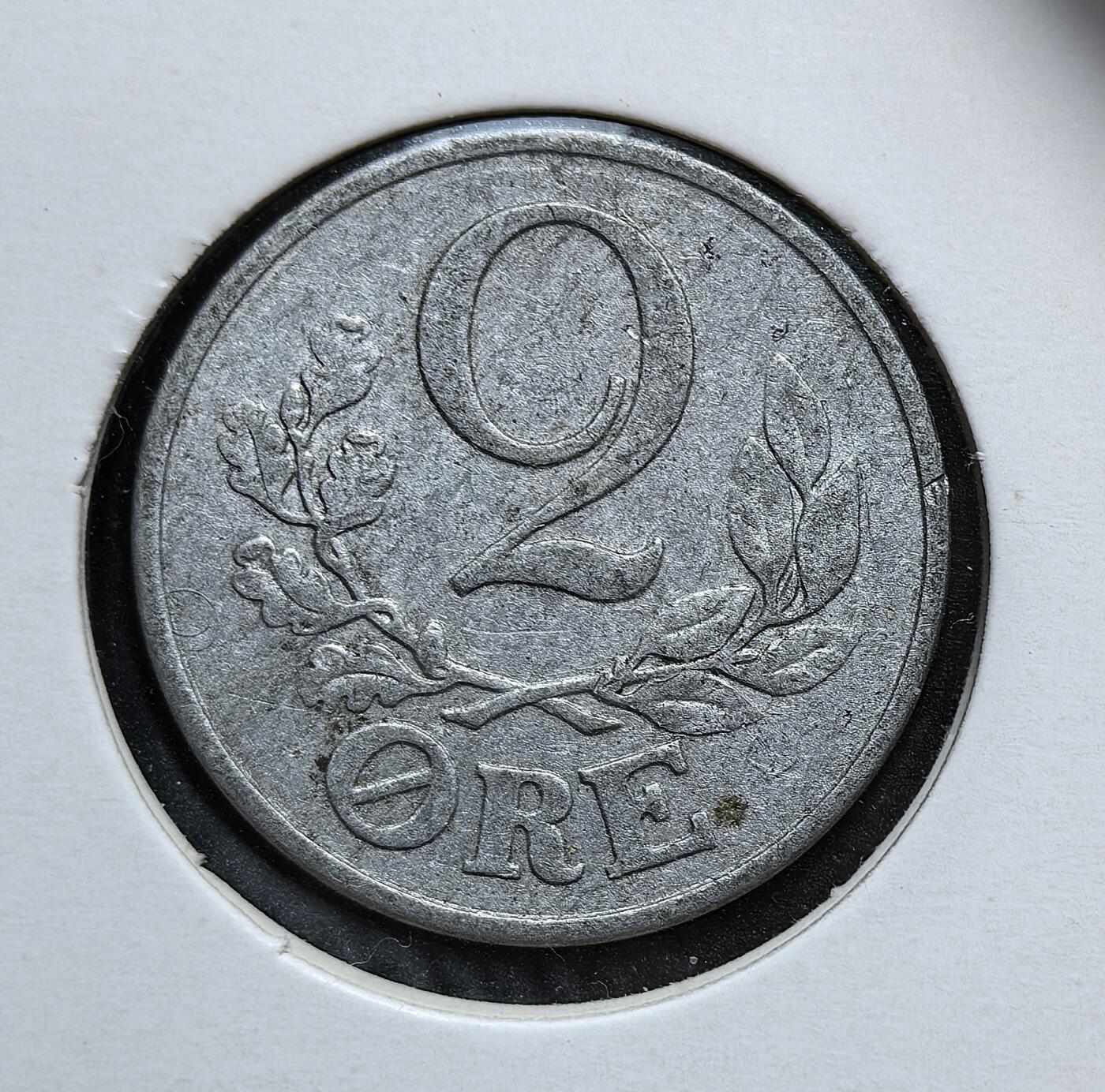 外国优质老铜币银币，正月十二晚九点倒数截拍，满百包邮可寄存，持续收拍 德占丹麦1941 年2 欧尔，正面为克里斯蒂安十世的王冠花押与 “丹麦国王” 字样，背面是面值与植物纹饰。此币发行于纳粹占领时期，是丹麦在被占领期间维持货币流通的实物见证。