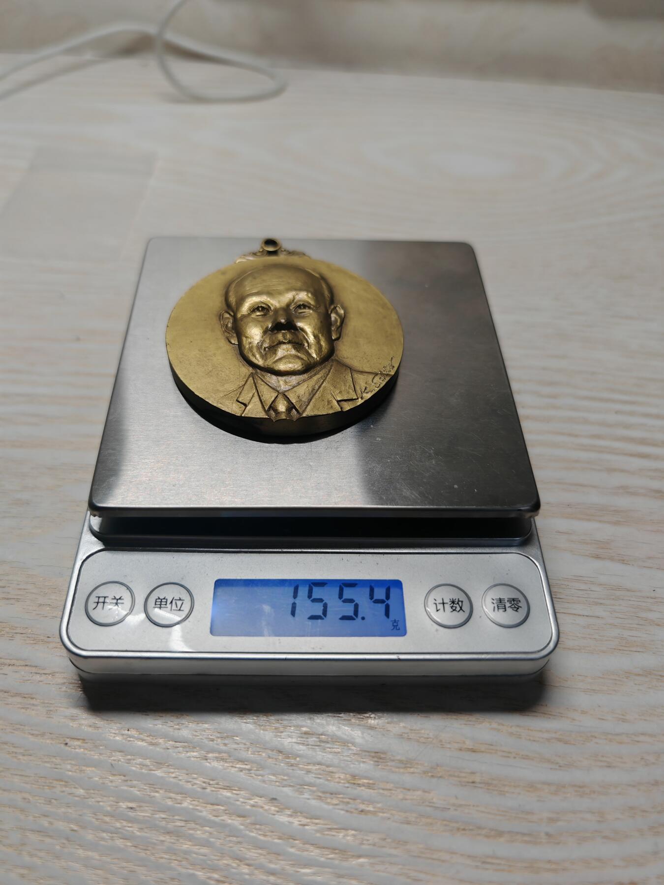 2002年第24届克罗斯塔宁国际大会纪念奖牌人物立体 - 正面：浮雕为日健総本社的创始人田中美穂的头像，右下角有雕刻师签名。 - 背面：刻有“第24回クロスタニン国際大会”、“株式会社 日健総本社”和年份“2002”，并配有飞马与人物的神话风格浮雕。 浮雕工艺精细，背面的飞马神话图案设计独特，具有一定的艺术观赏性。