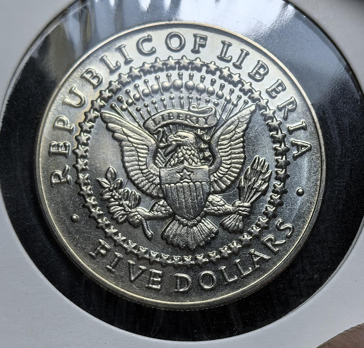 外国优质老铜币银币，正月十二晚九点倒数截拍，满百包邮可寄存，持续收拍 利比里亚2000年5元纪念币直径31.4mm，正面为哈里・S・杜鲁门头像及任期 1945-1953，背面是利比里亚国徽。此币为纪念杜鲁门在二战后推动国际秩序重建，也是利比里亚与美国特殊历史联系的实物见证。