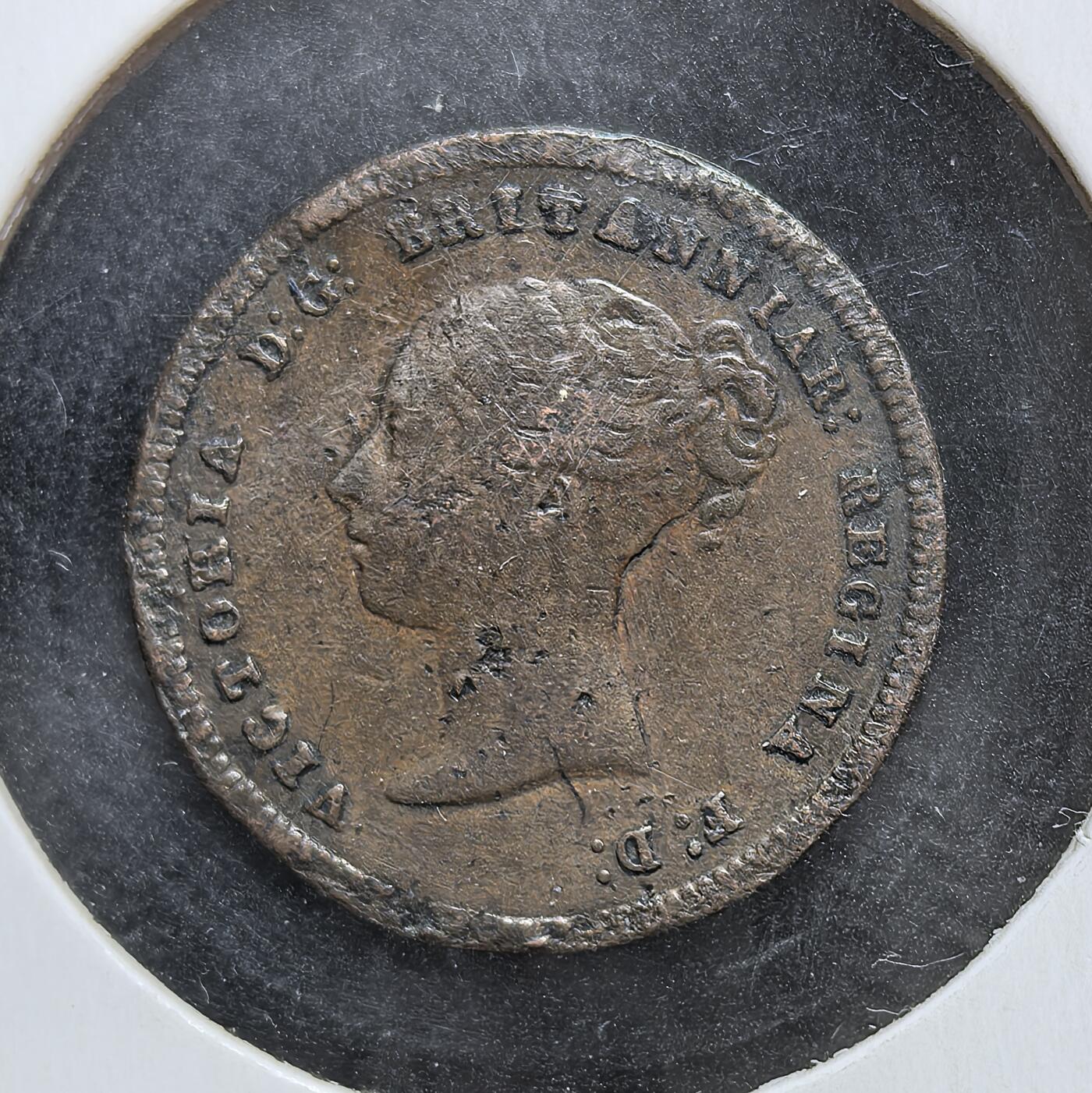 外国优质老铜币银币，正月十二晚九点倒数截拍，满百包邮可寄存，持续收拍 英国维多利亚1844 年半法新铜币，面值为 1/1920 英镑，由伦敦皇家铸币厂铸造。此币为维多利亚早期小面值辅币，材质为铜，广泛用于日常小额交易，1869 年停止流通。